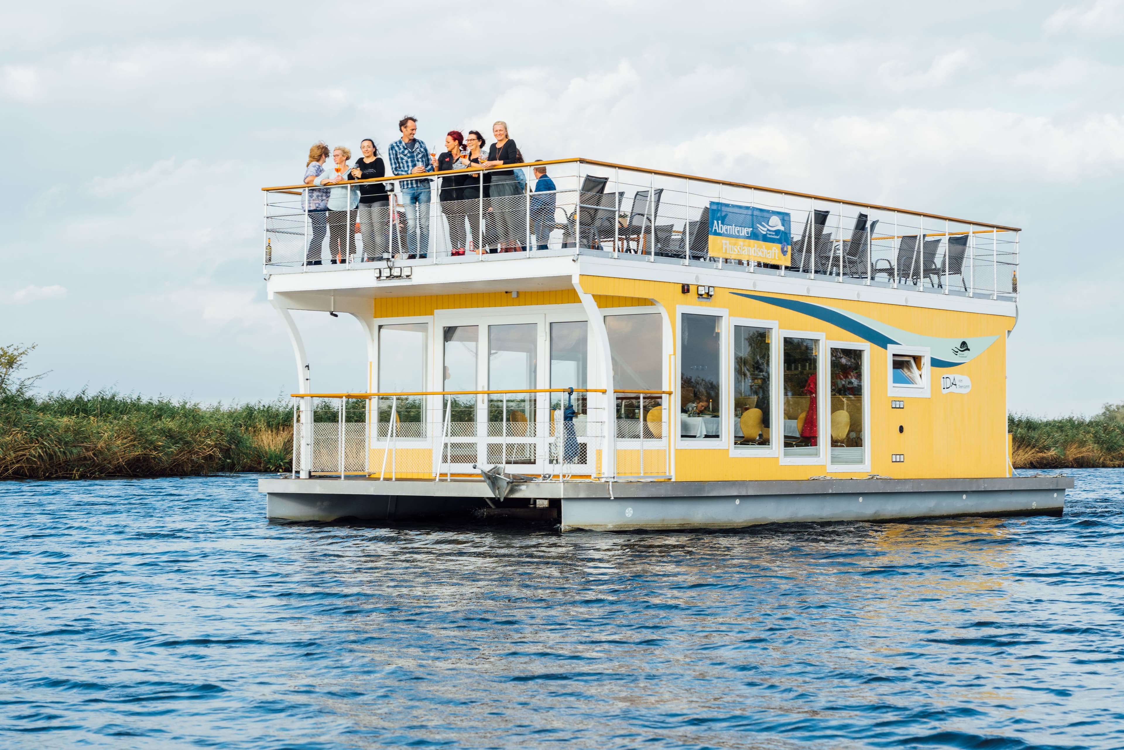 Charterschiff auf dem Wasser