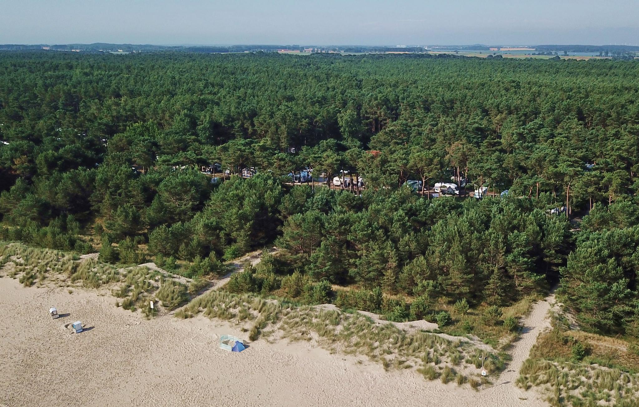 Luftaufnahme Campingplatz am Strand im Küstenwald von Karlshagen