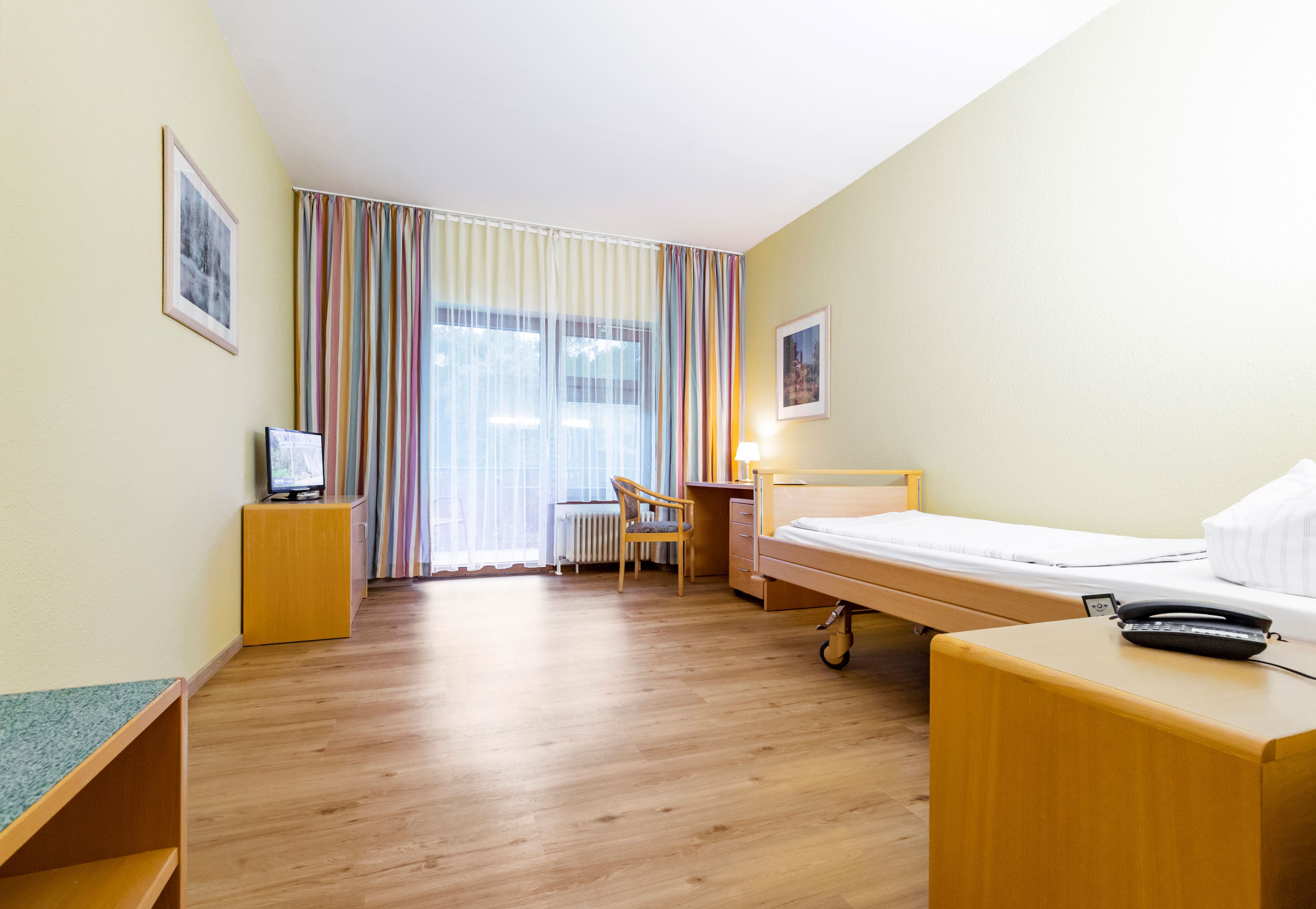 Einzelzimmer der MEDICLIN Dünenwald Klinik