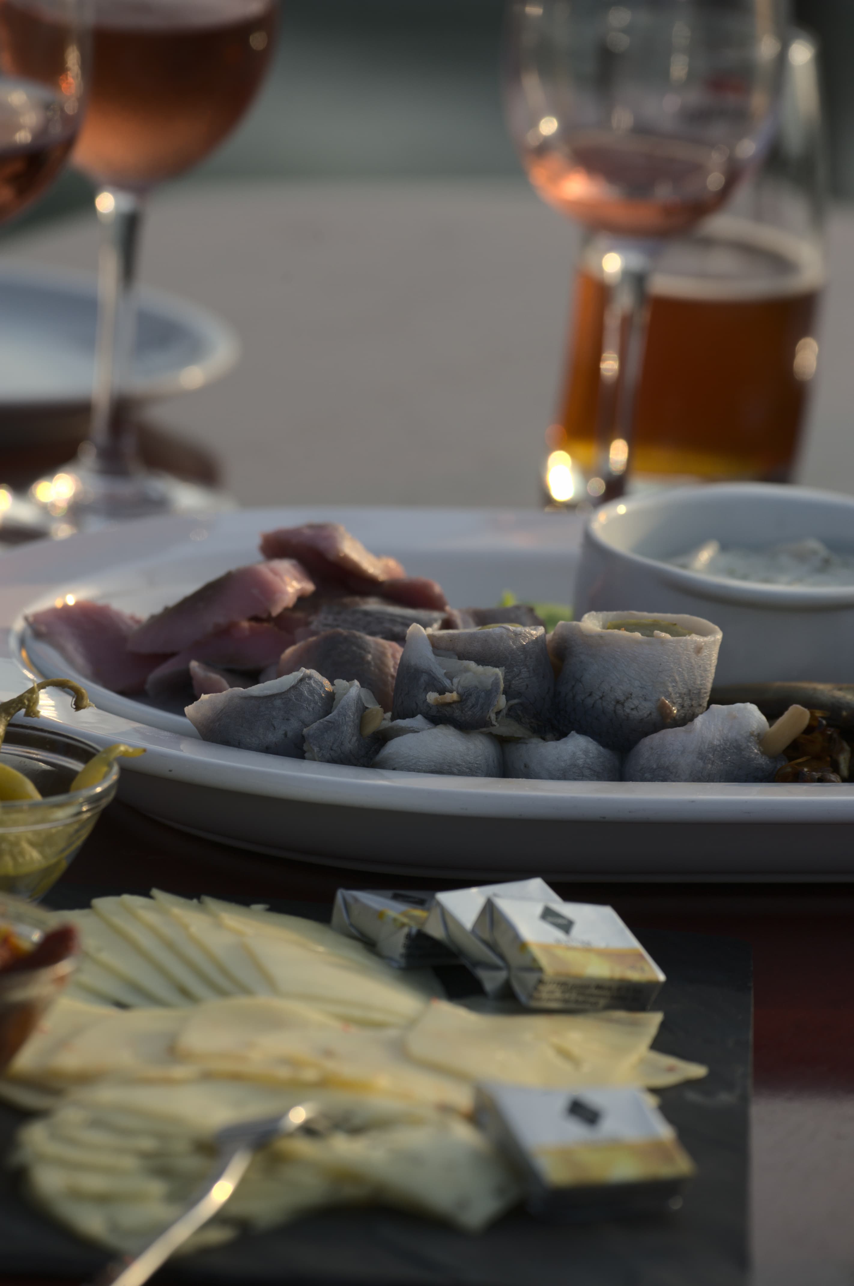 Fischgericht und Weingläser
