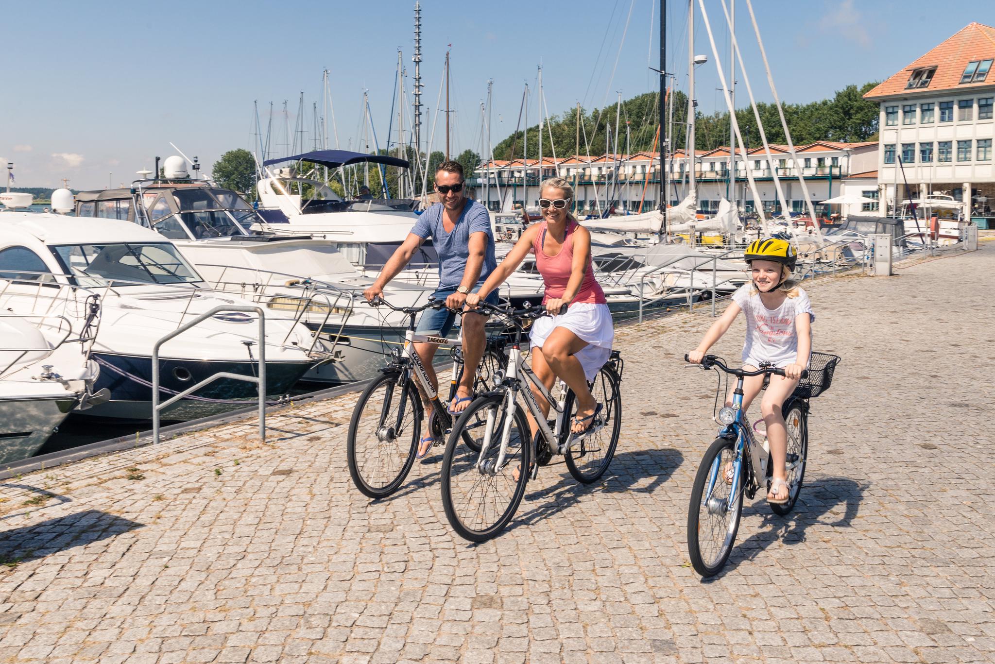 Familie mit Fahrrädern am Hafen