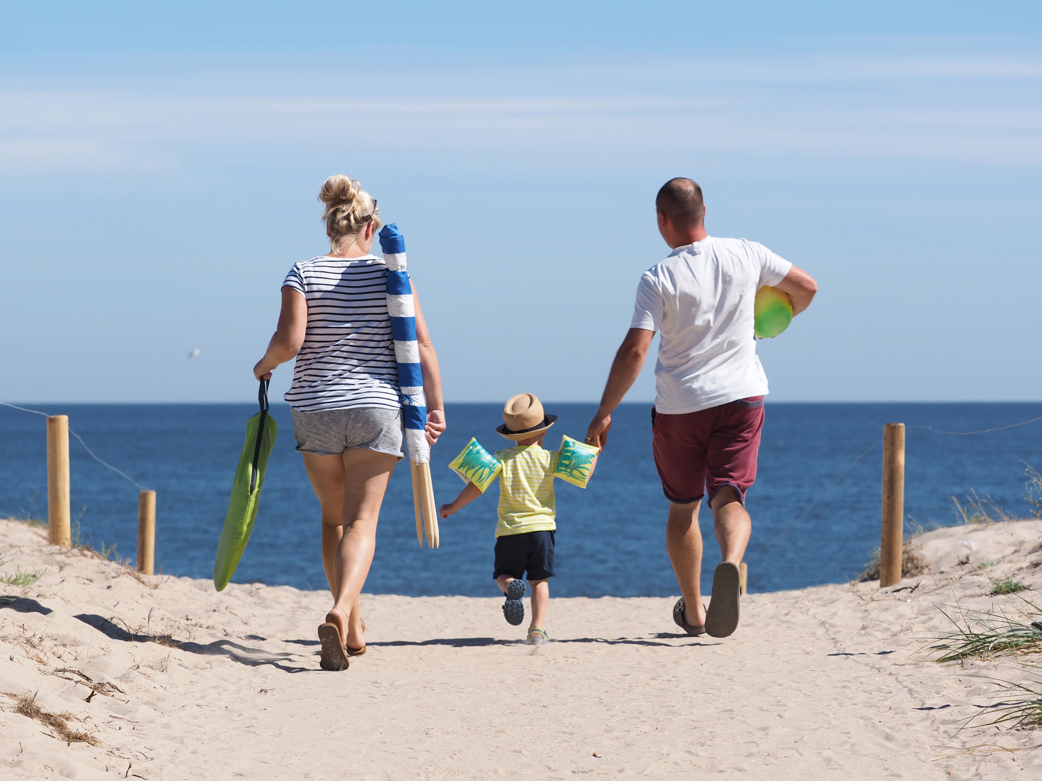 Familie auf einem Strandzugang