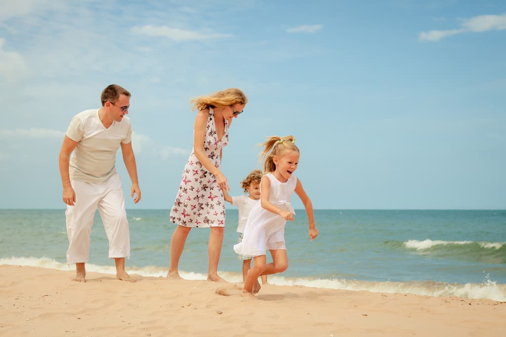 familie-spaziert-am-strand-kleine-kinder-kurzurlaub