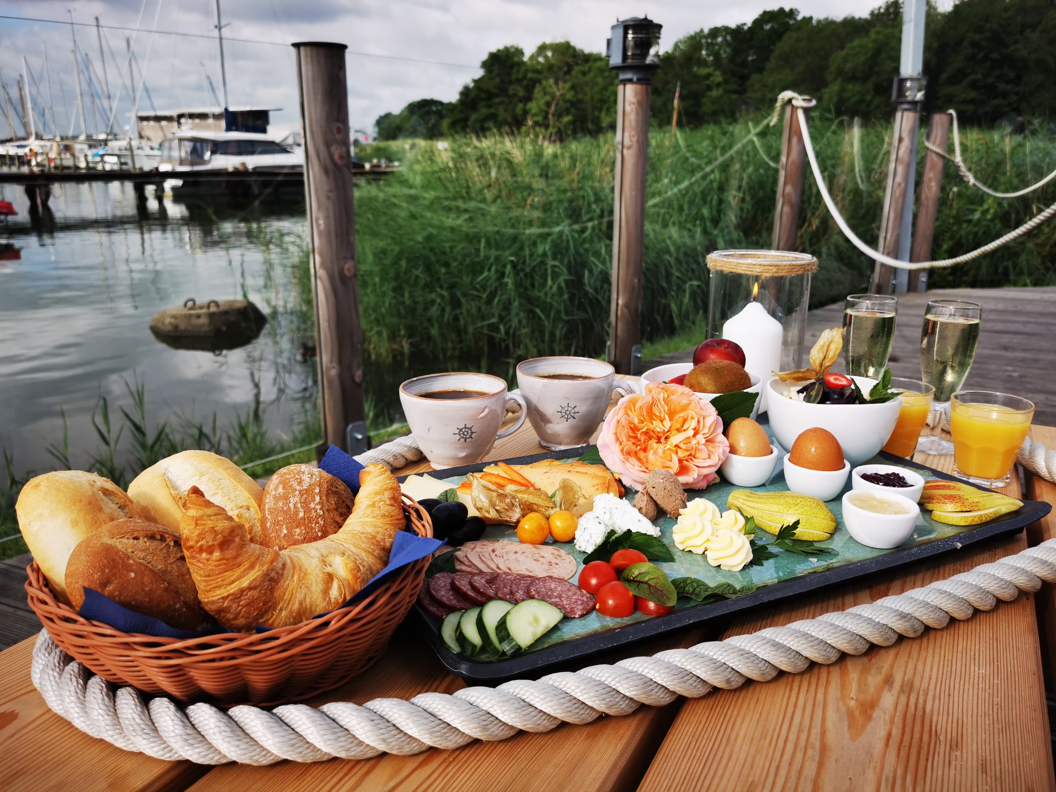 Gedeckter Frühstückstische auf der Hafenterrasse am Naturhafen Krummin