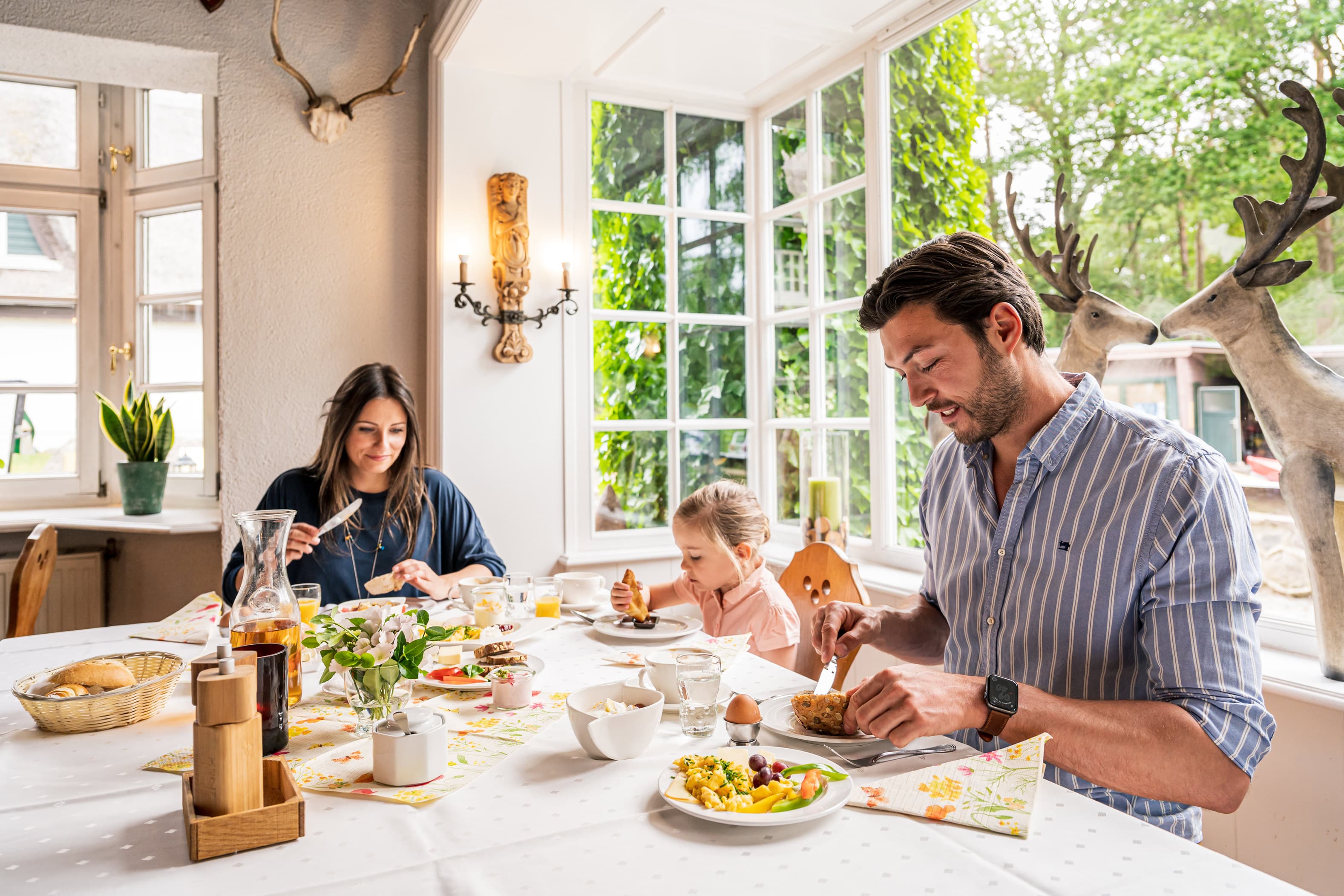 Familie beim Frühstück im Hotel