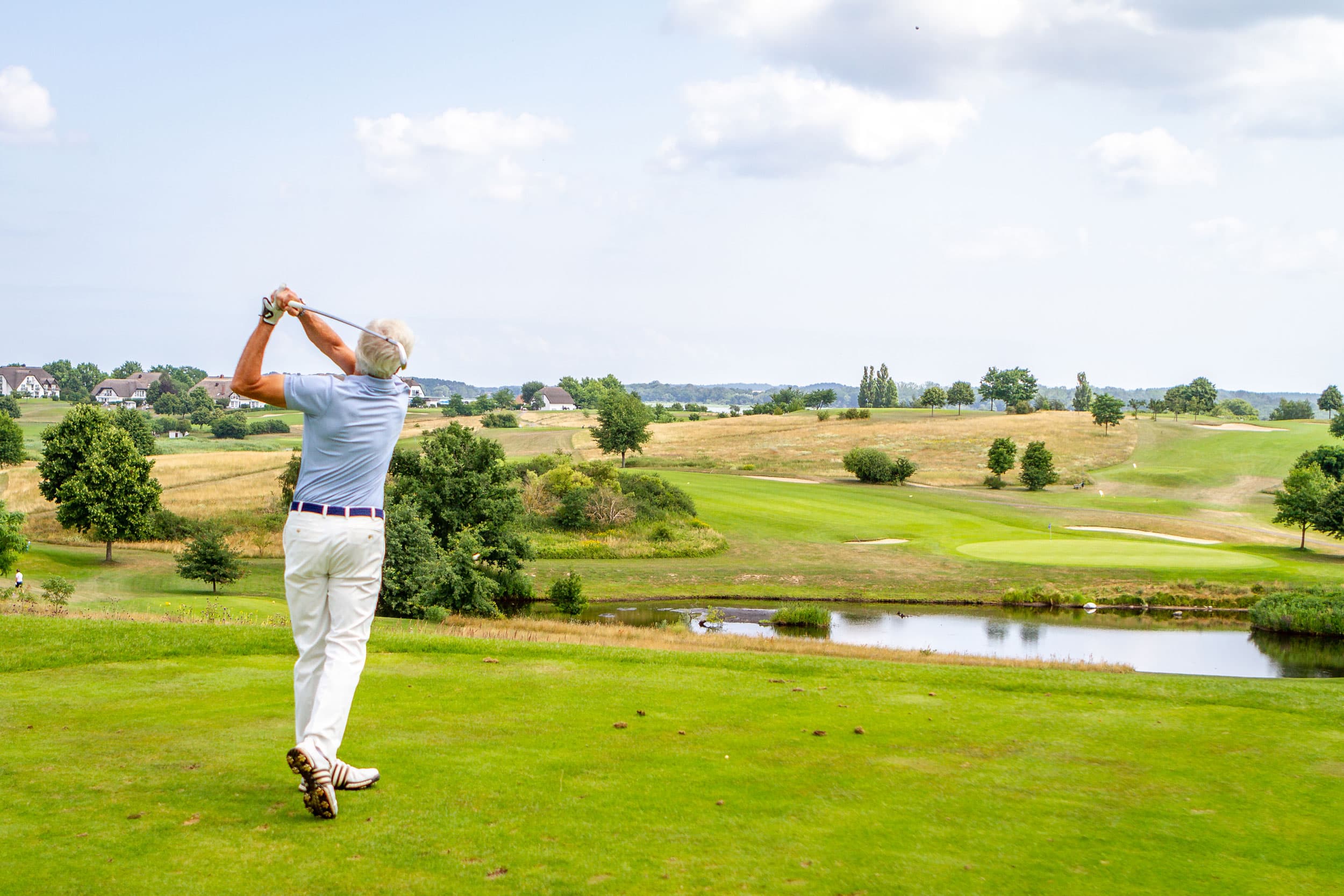 Mann spielt Golf auf dem Golfplatz am Balmer See.