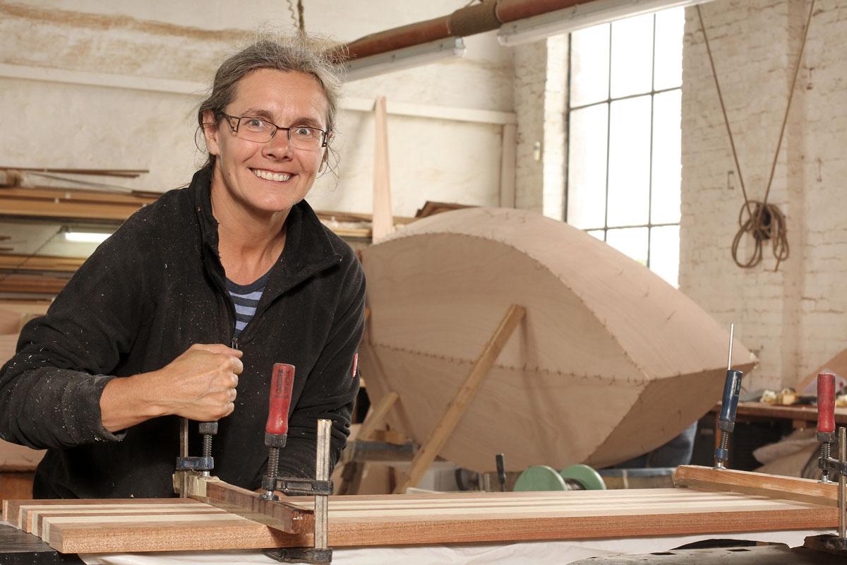 Bootsbaumeisterin Ursula Latus in der Werkstatt