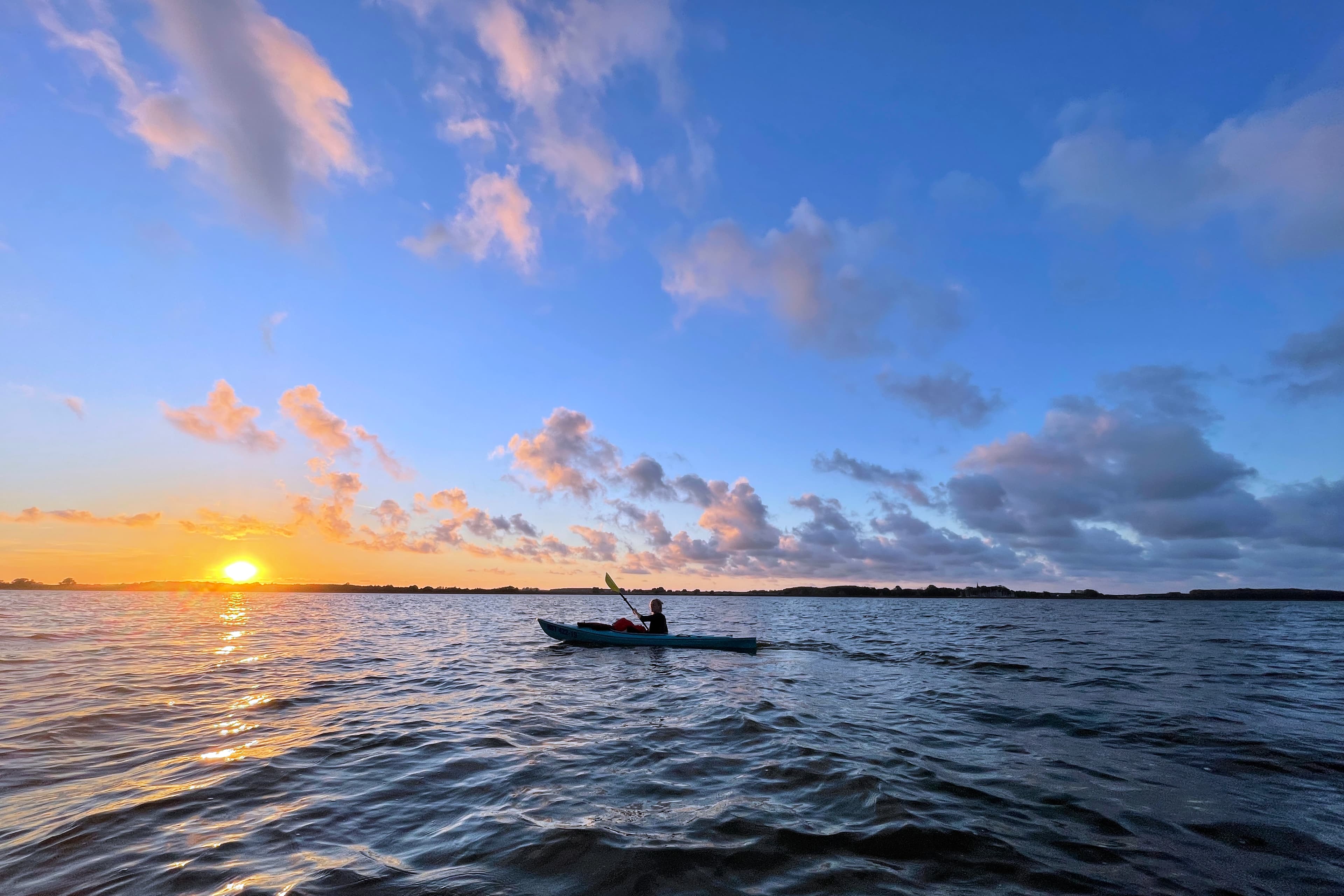 Kajak-Fahrer bei Sonnenuntergang