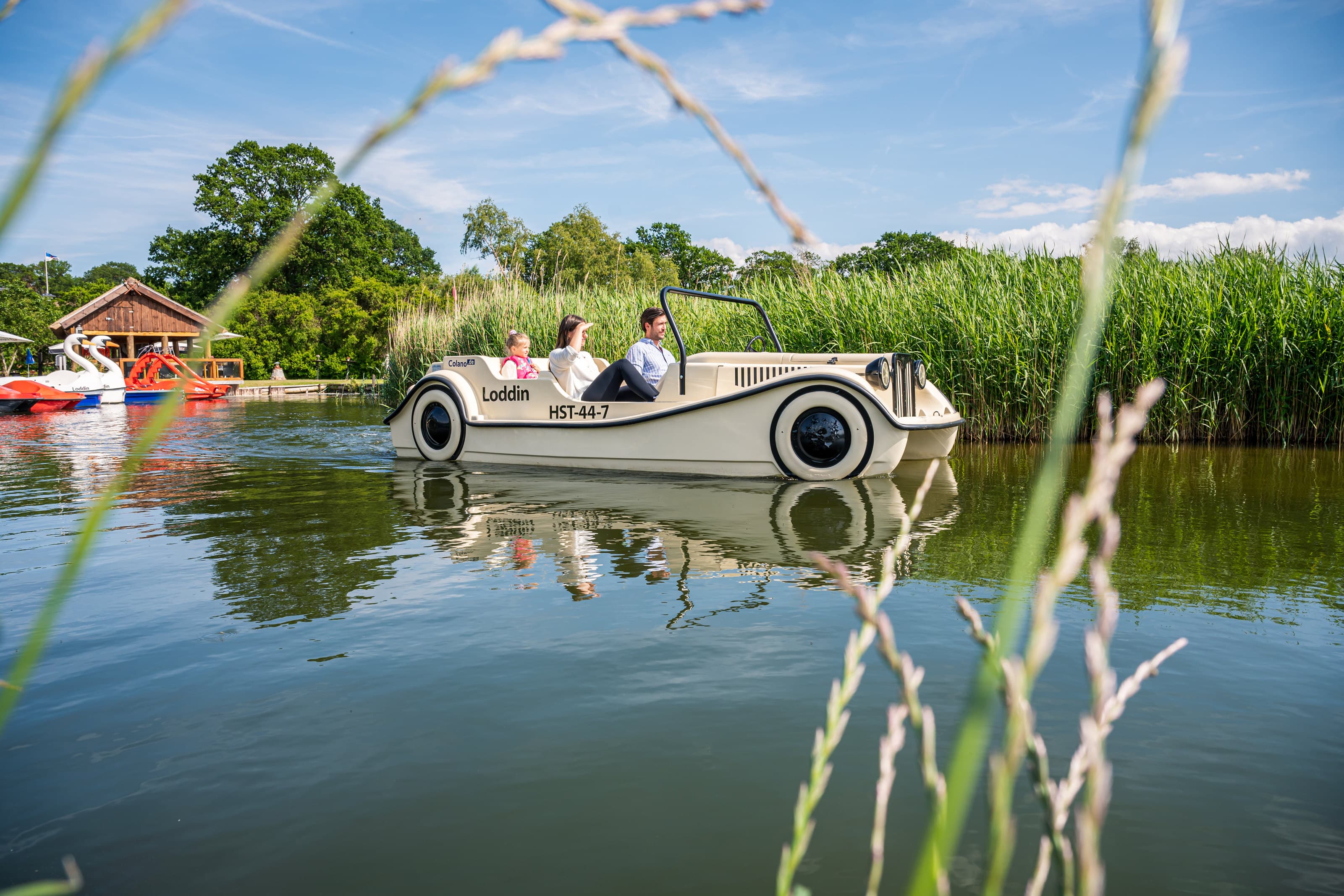 Familie in einem Tretboot