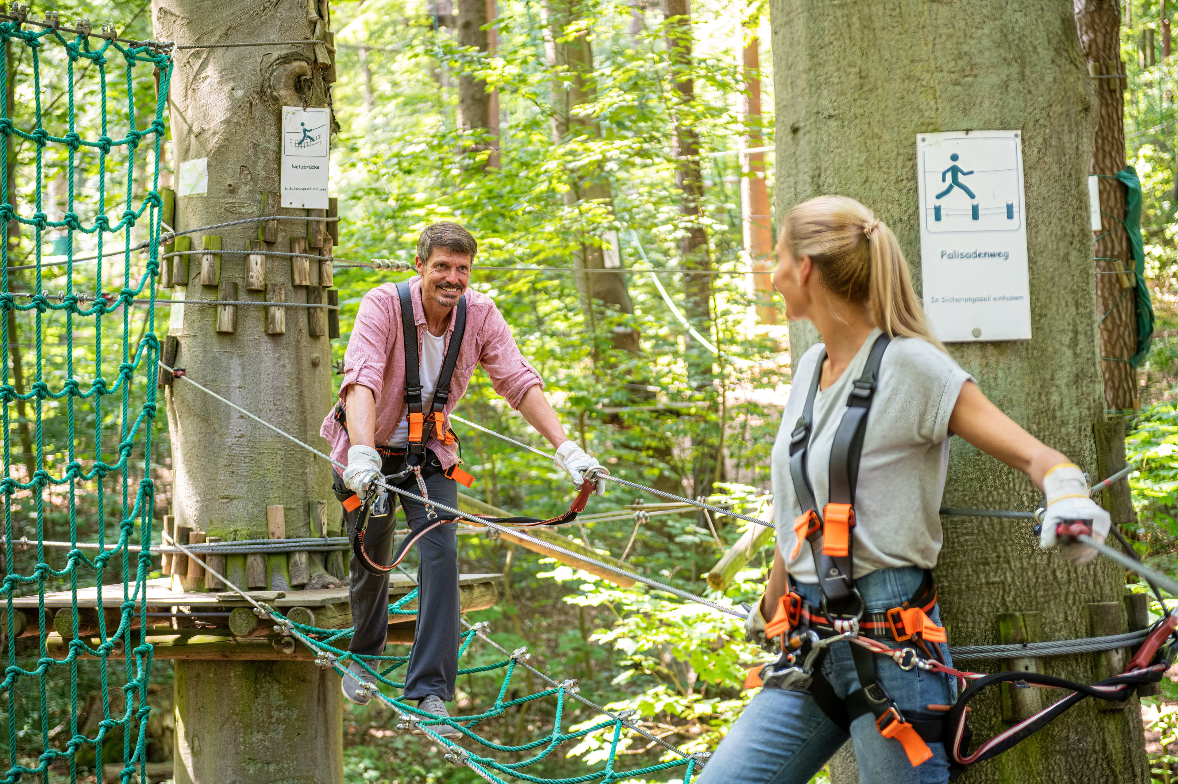 Pärchen im Kletterwald