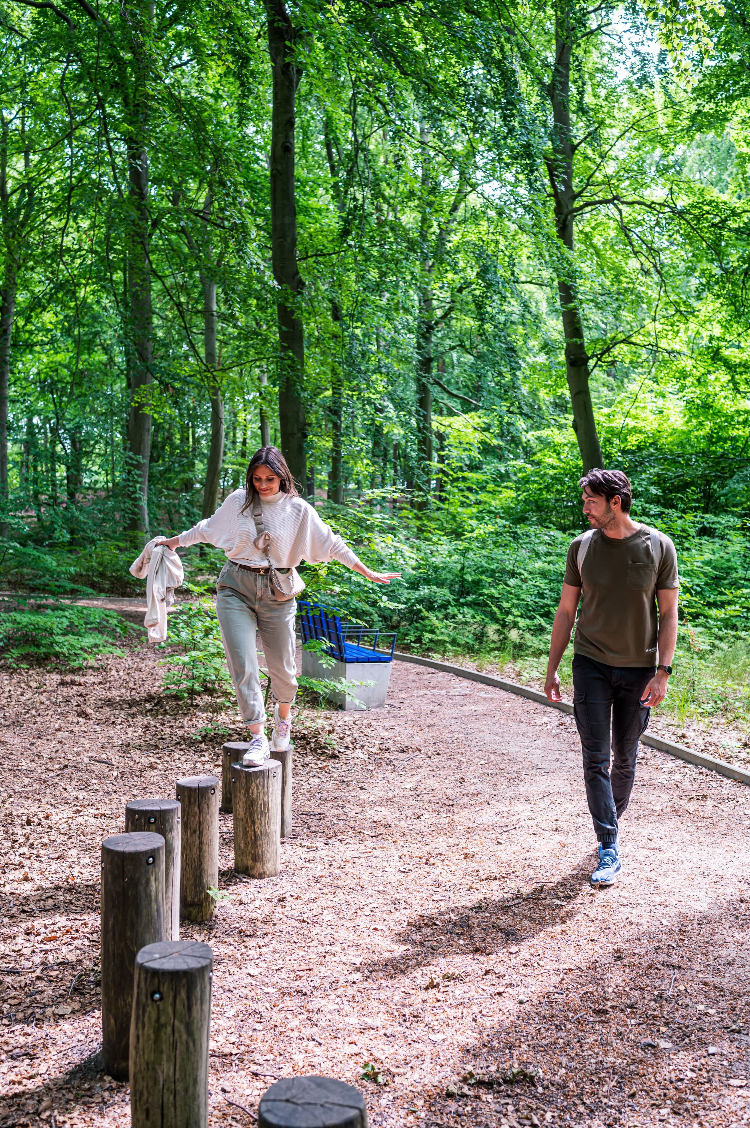 Pärchen an einer Erlebnisstation im Kur- und Heilwald