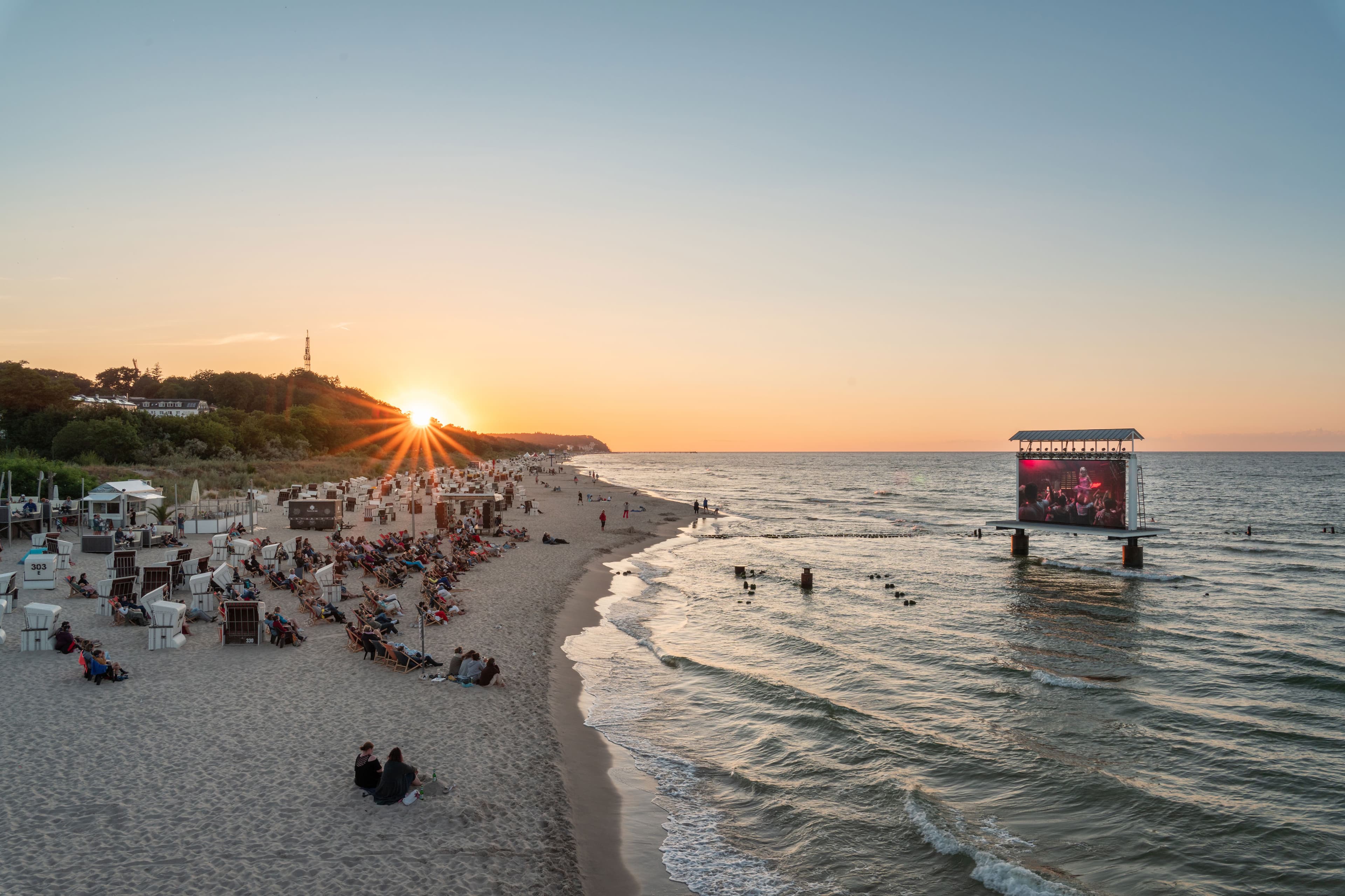 The photo shows a movie screen in the Baltic Sea. In the summer, movies are shown at the beachside outdoor theater in Heringsdorf.