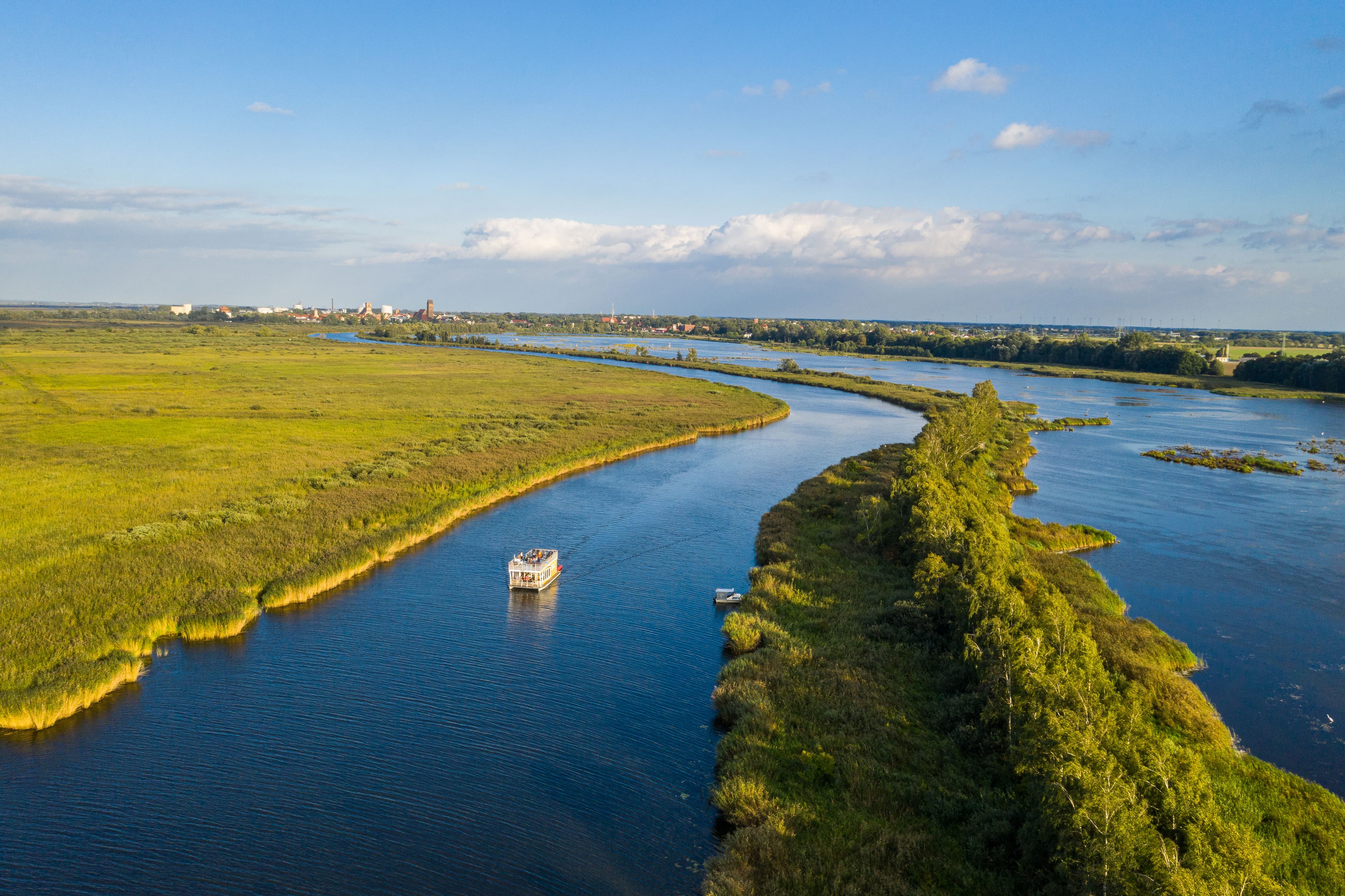 Luftaufnahme einer Flusslandschaft mit einem Boot
