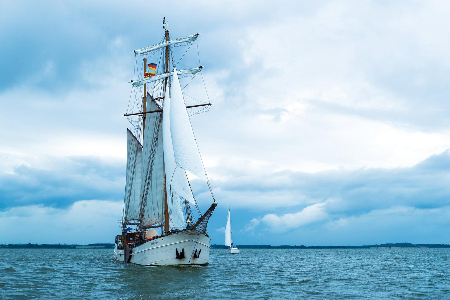 Segelschiff "Weisse Düne" auf dem Wasser