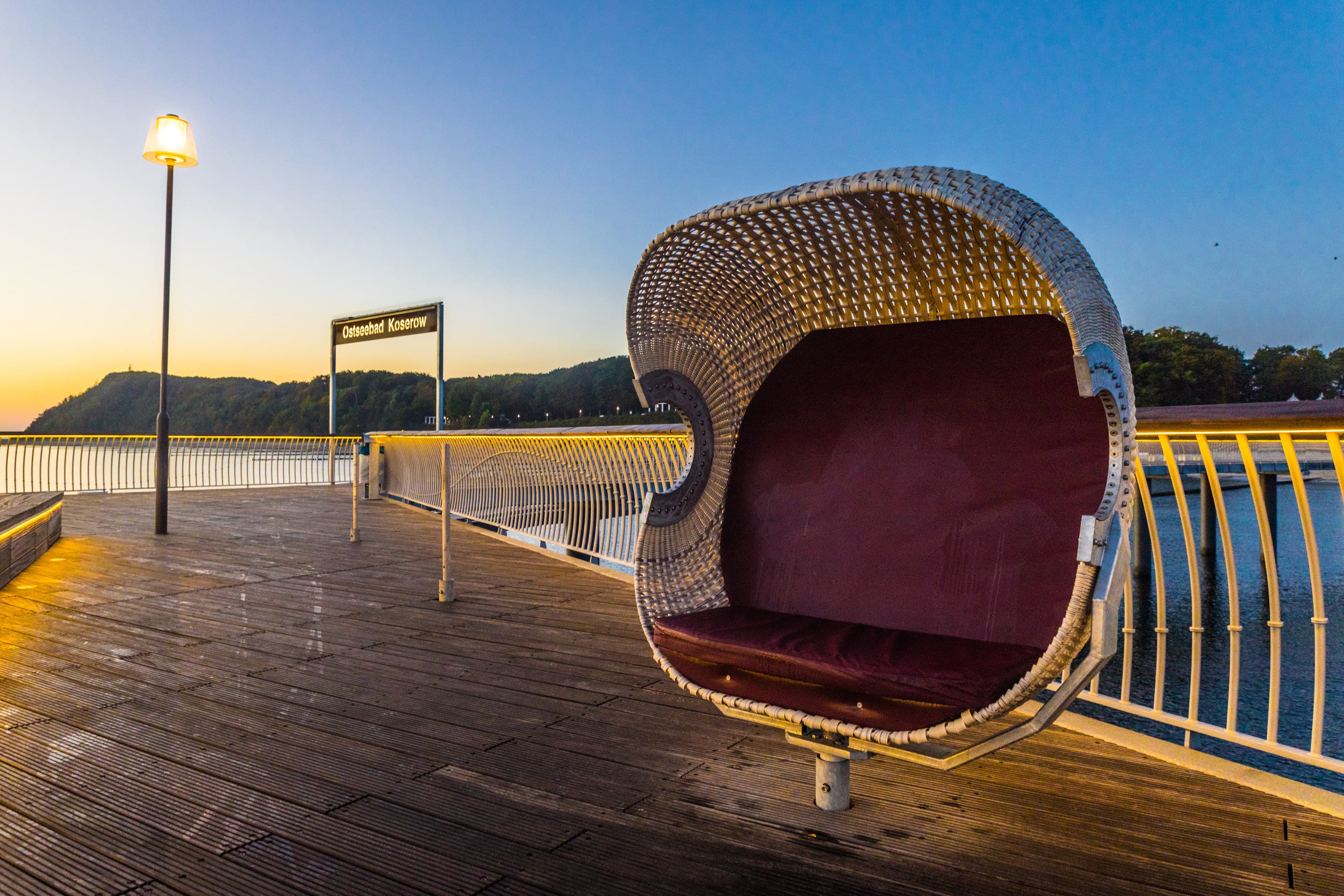 Das Bild zeigt einen Muschestrandkorb auf der Seebrücke Koserow.