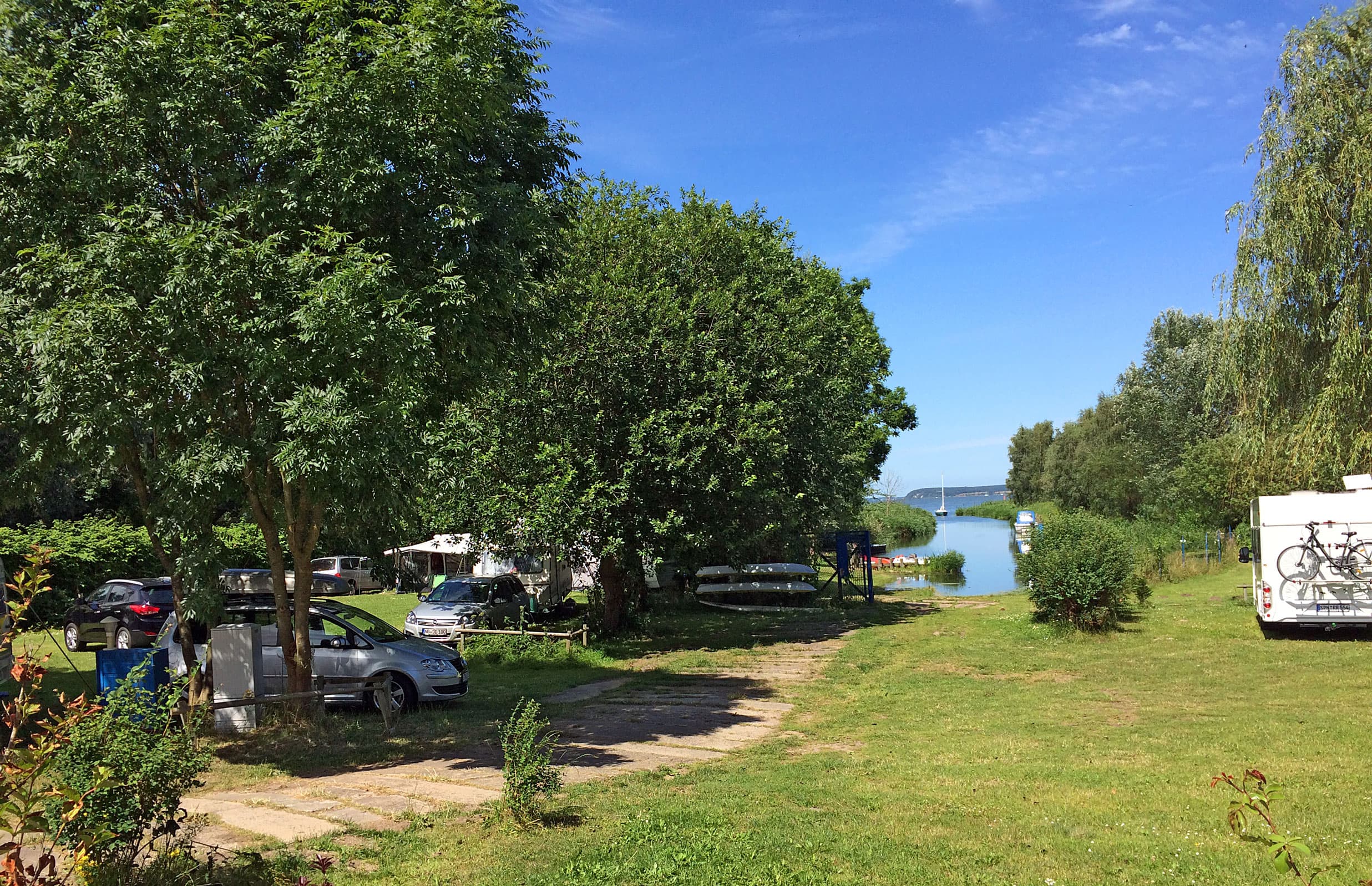 Campingplatz mit Weg zum Ufer des Achterwassers