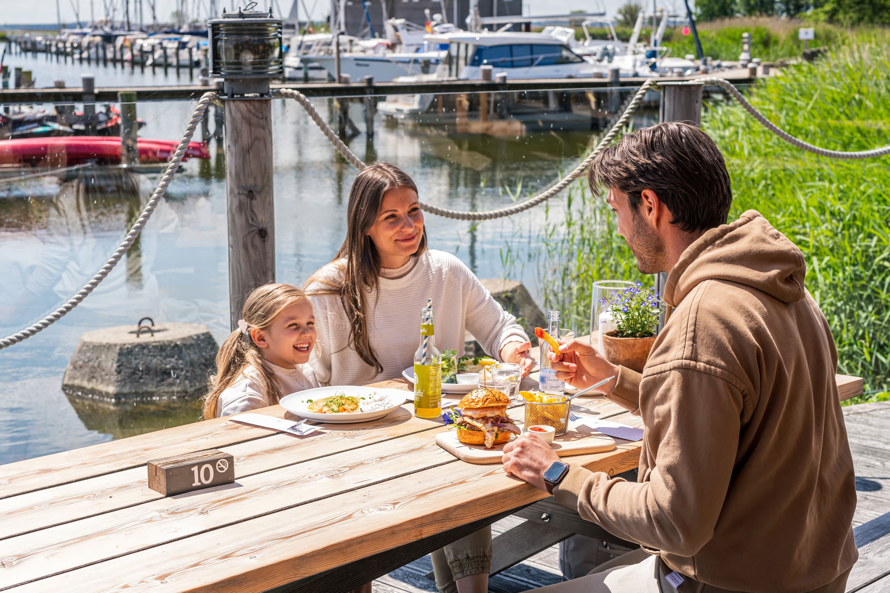 Familie am Naturhafen Krummin