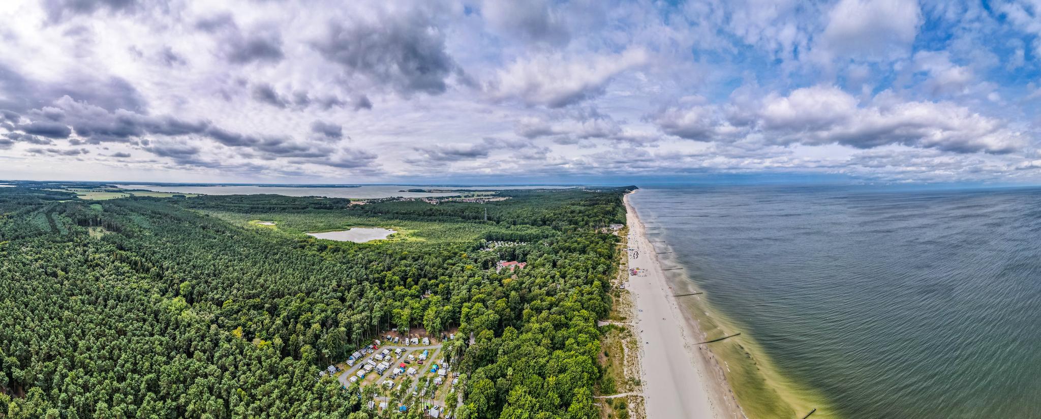 Panaorama Luftaufnahme vom Ostseebad Ückeritz. Blick auf den Strand und den Küstenstreifen mit Wäldern. 