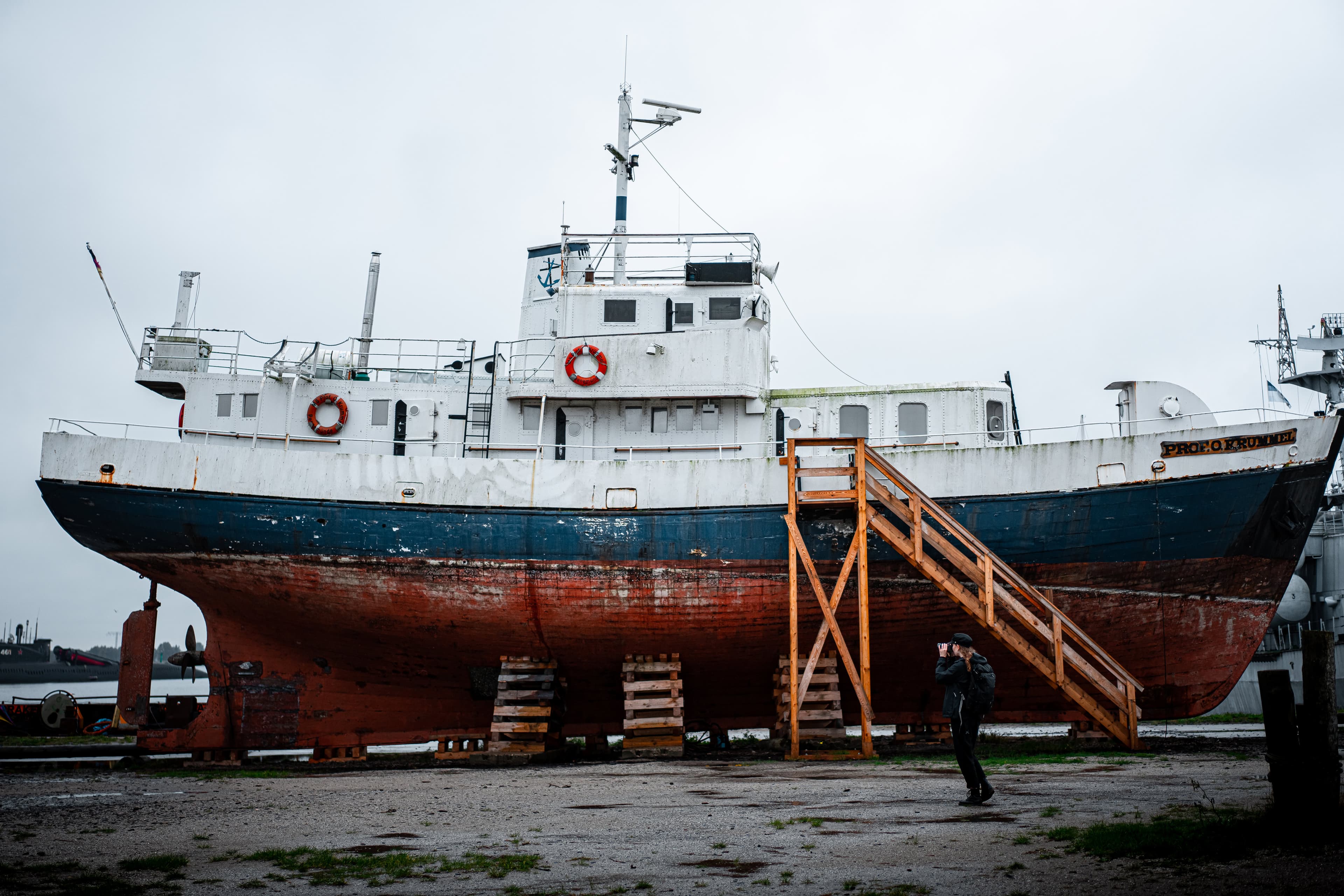 Das Bild zeigt ein Schiff im Hafen Peenemünde, welches aktuell saniert wird.