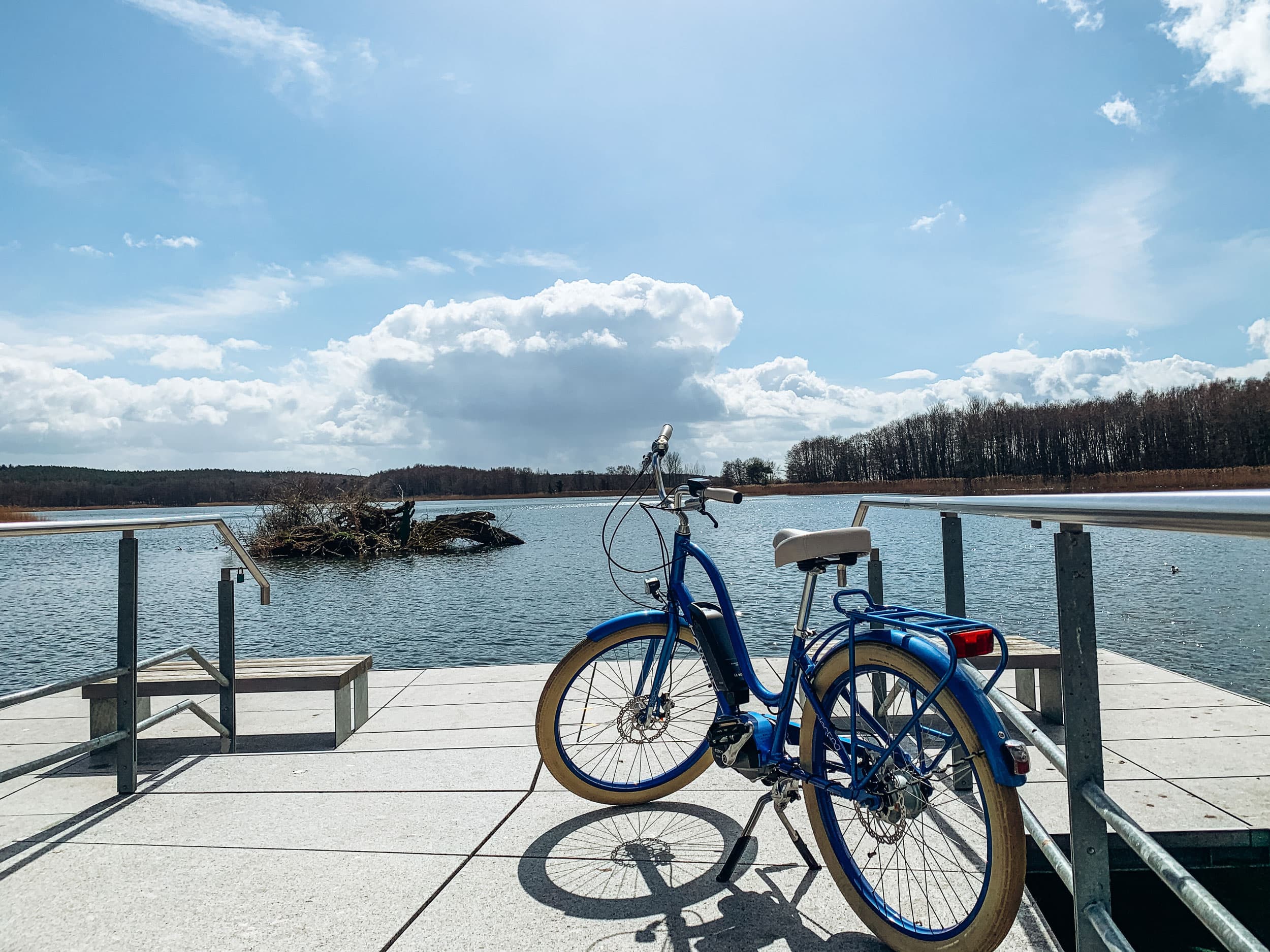 Fahrrad an einem See