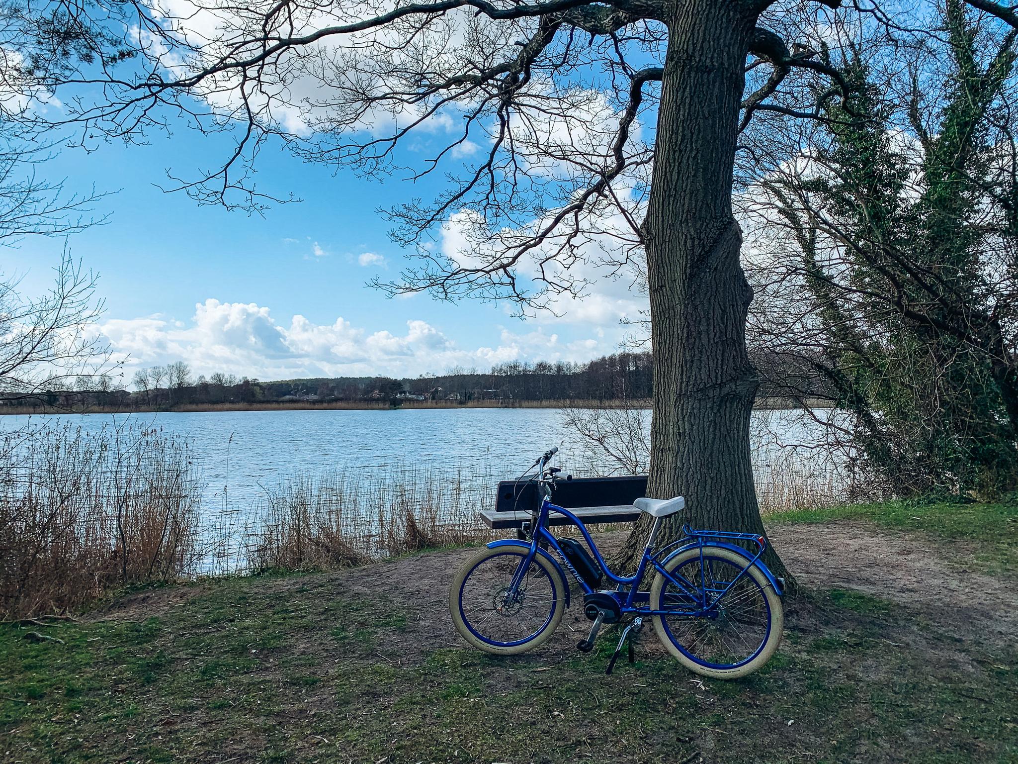 Fahrrad an einem See
