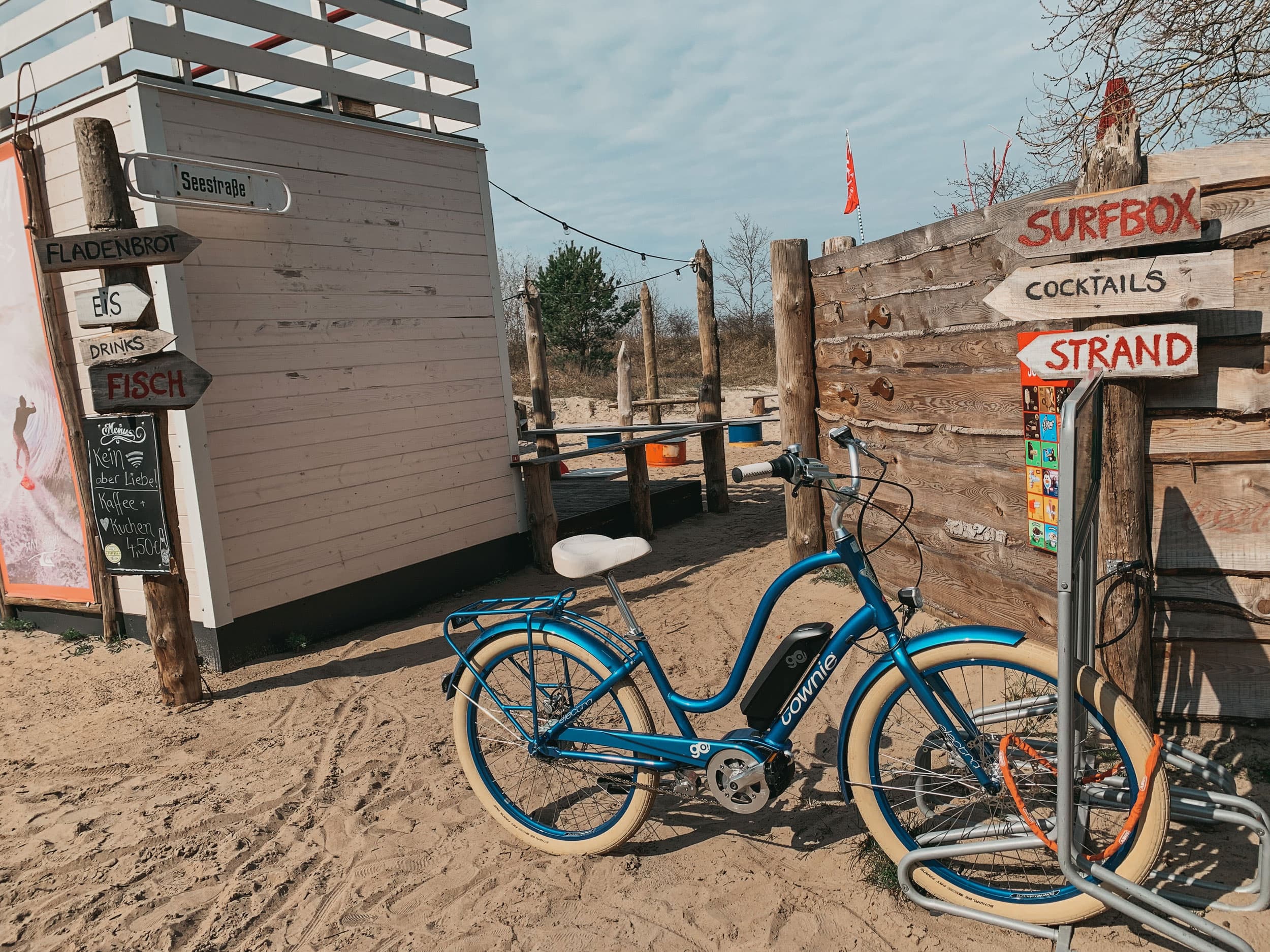 Fahrrad vor der Strandbar "Surfbox" in Zempin