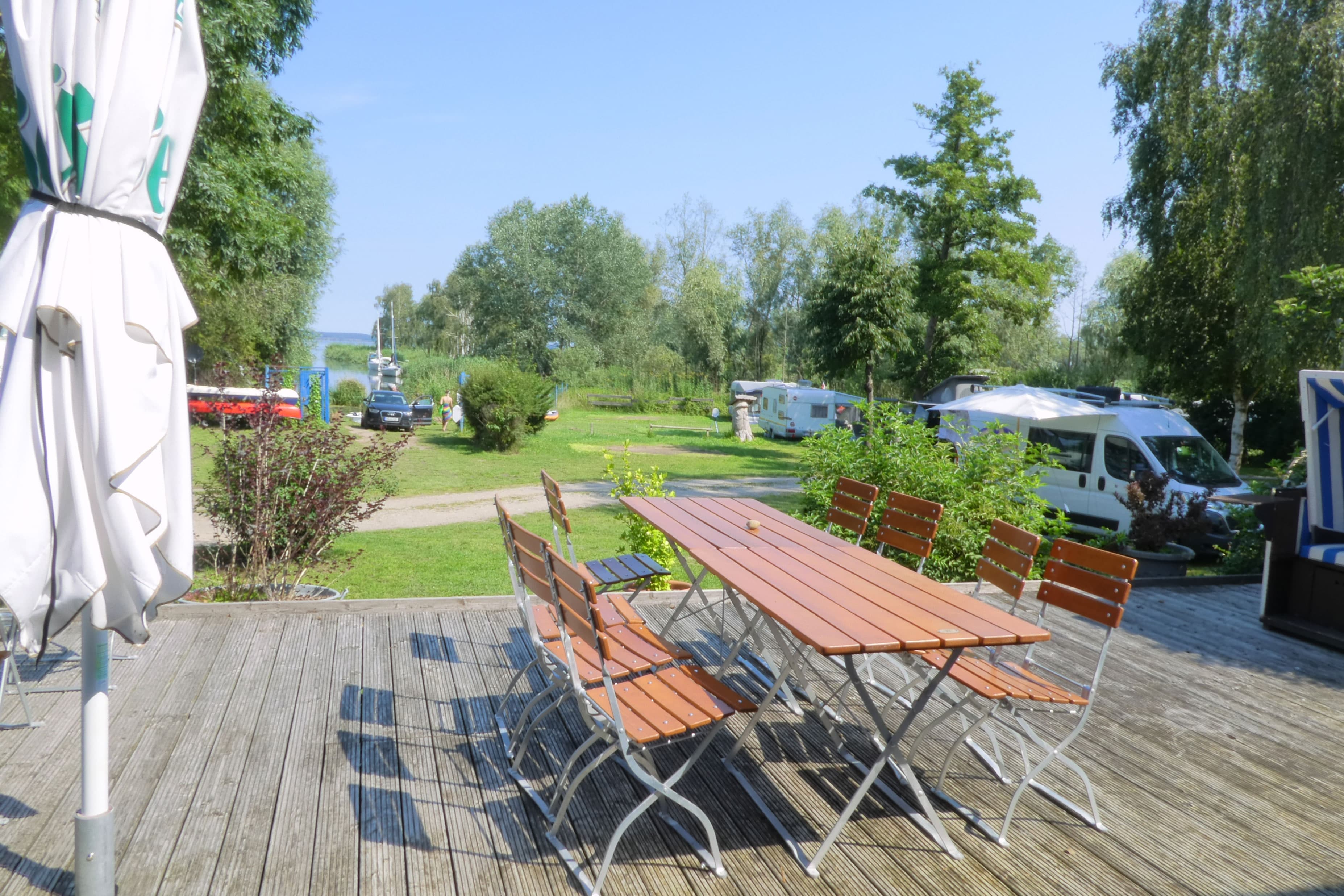 Restaurant-Terrasse auf Campingplatz