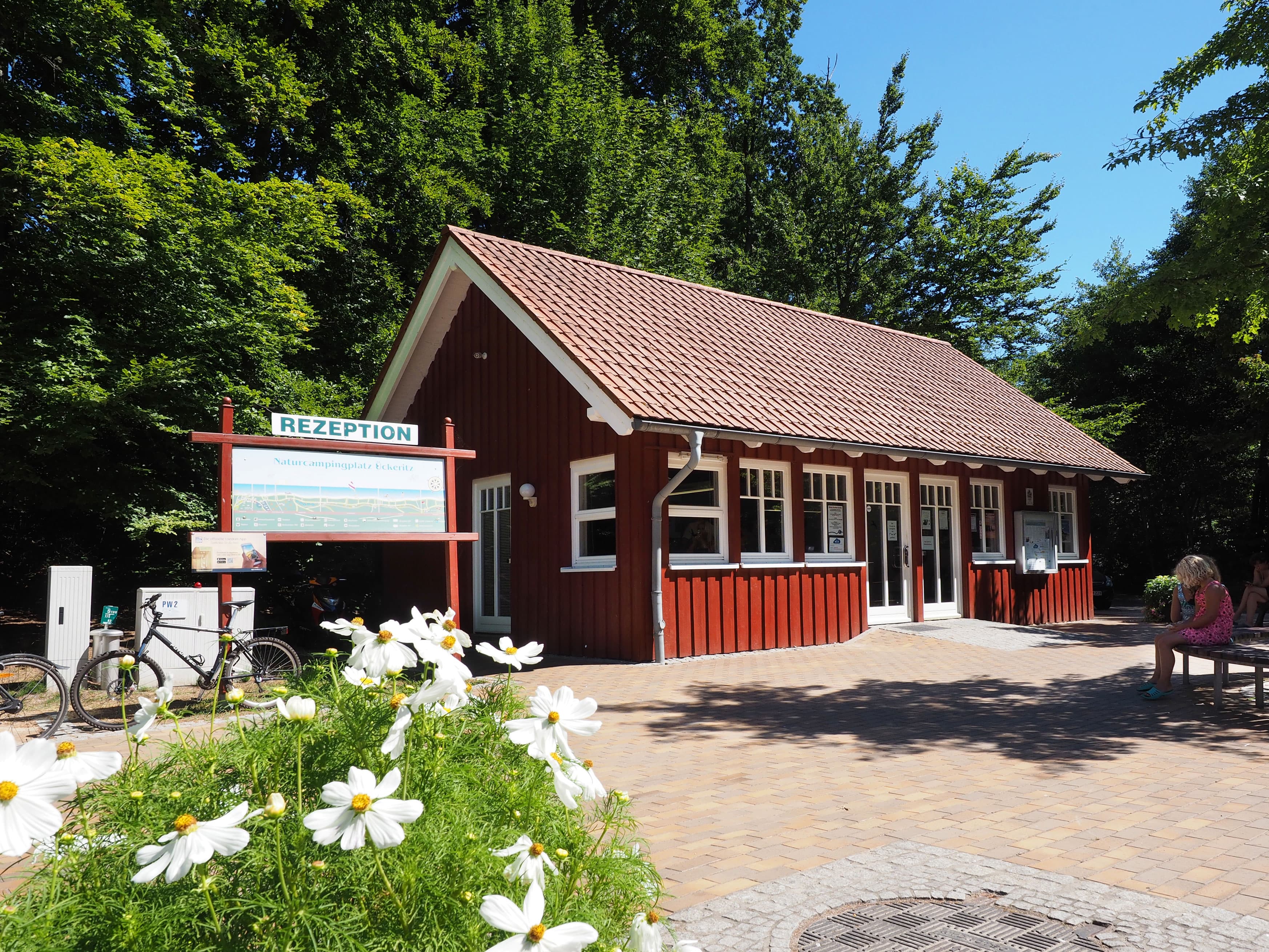 Rotes Rezeptionshaus auf Campingplatz