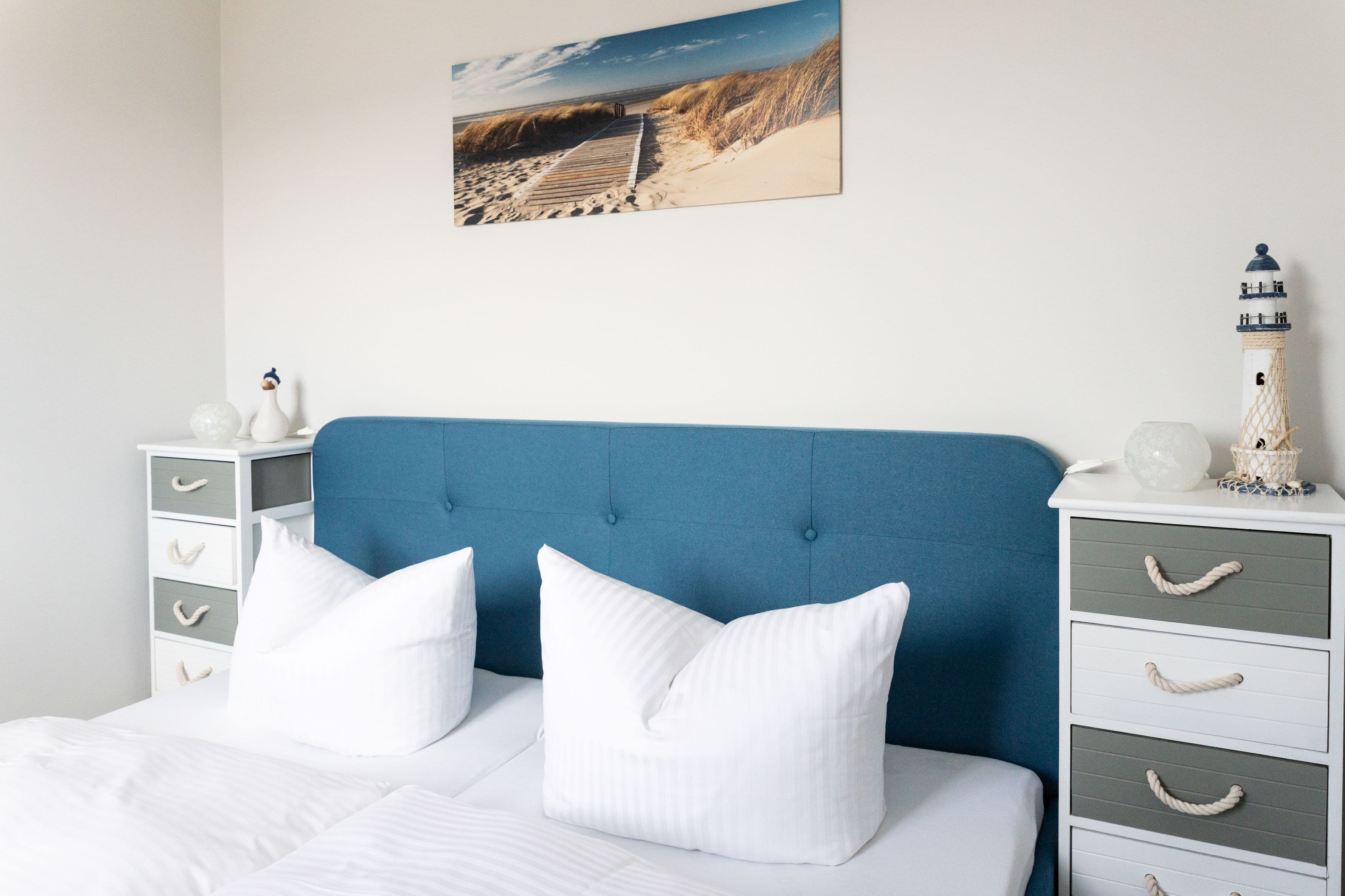 Schlafzimmer mit Doppelbett in einer Ferienwohnung