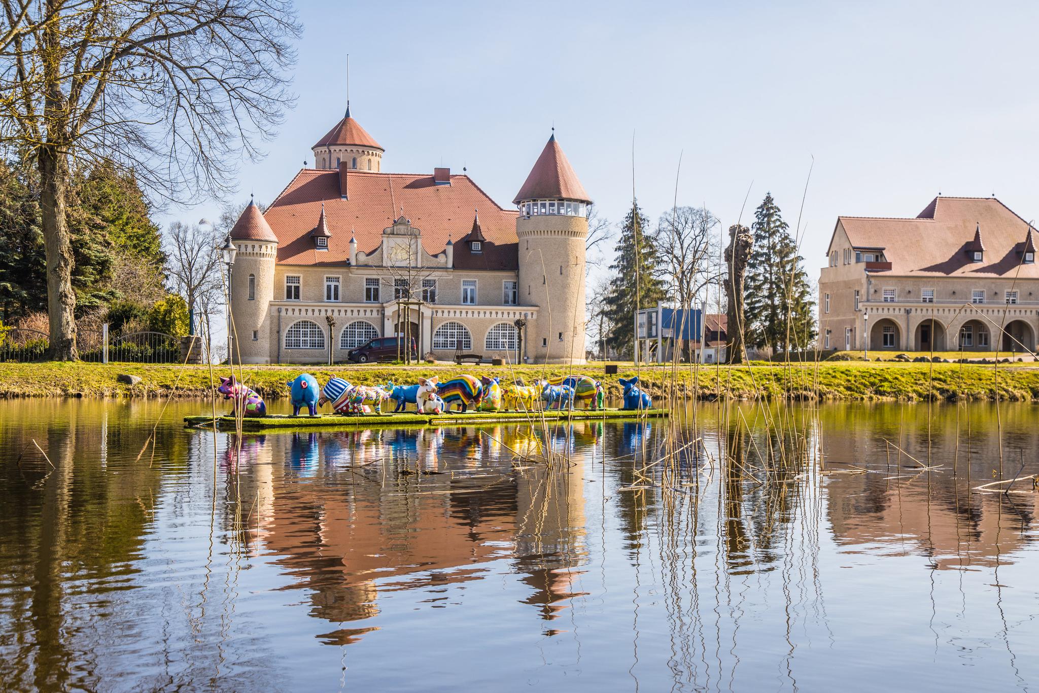 Schloss Stolpe mit Teich im Vordergrund