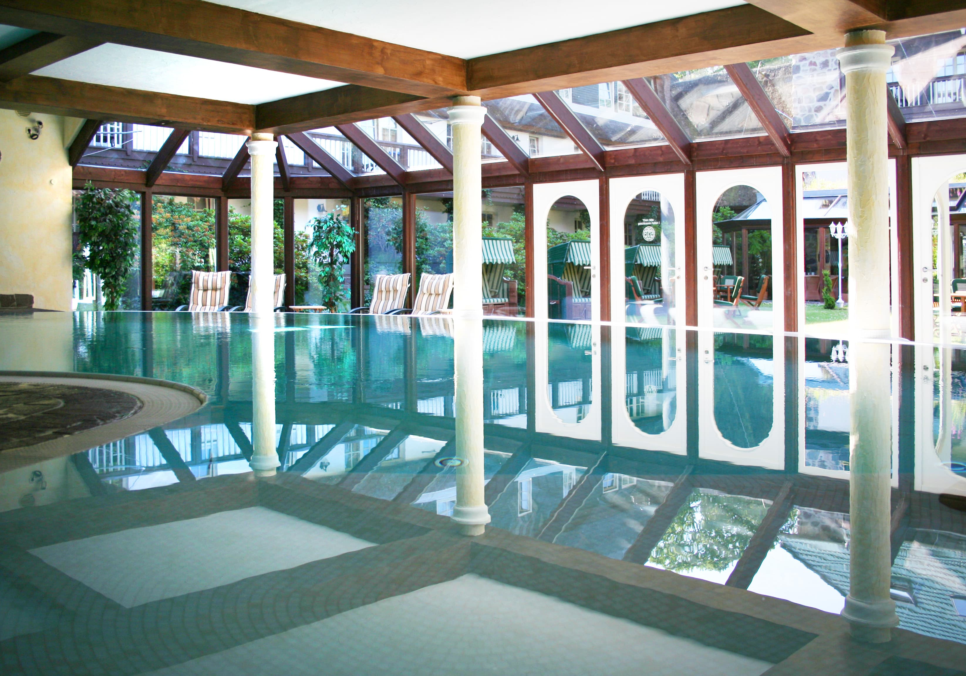 Schwimmbad im Tageslicht