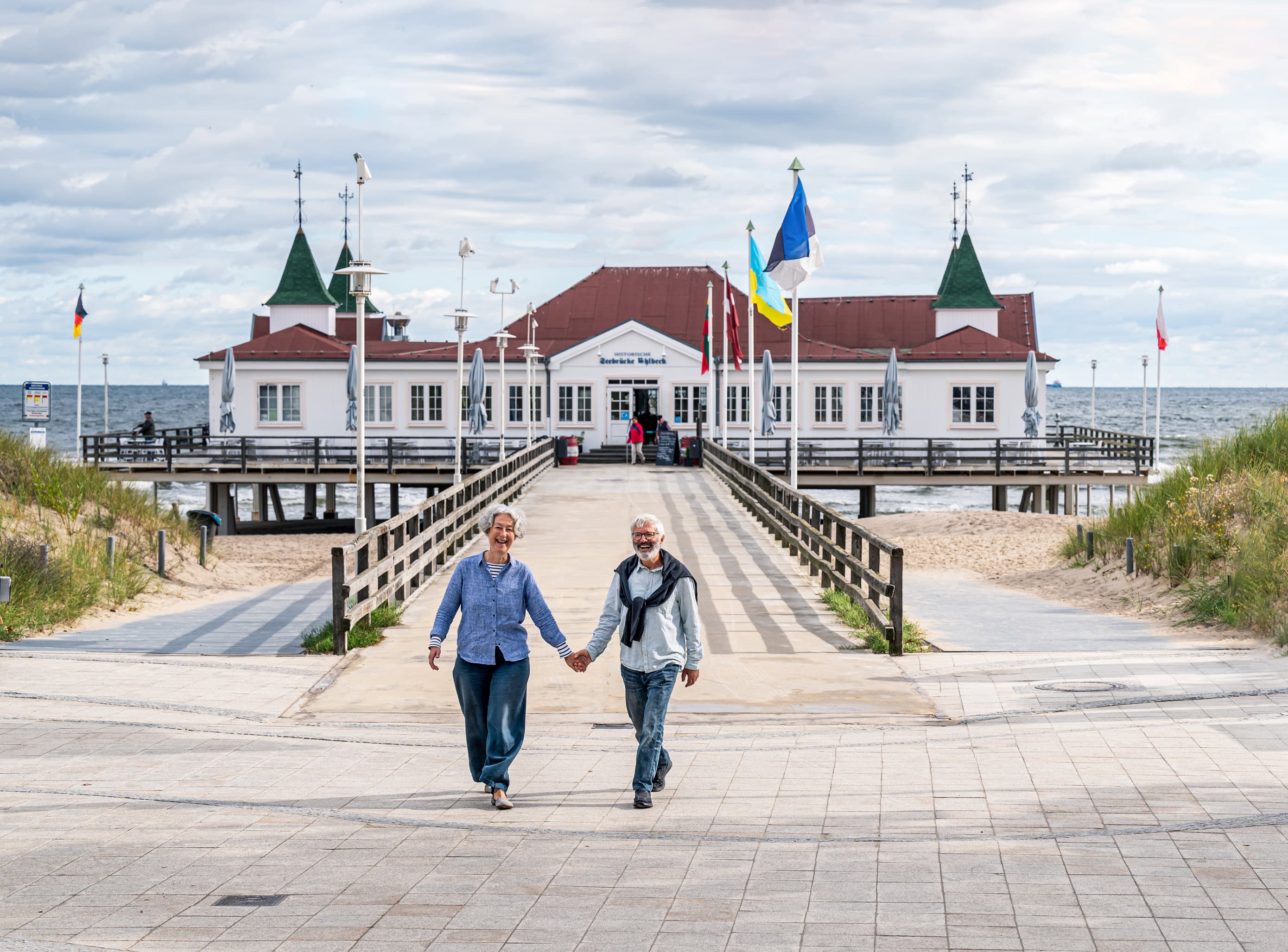 Pärchen vor der Seebrücke Ahlbeck