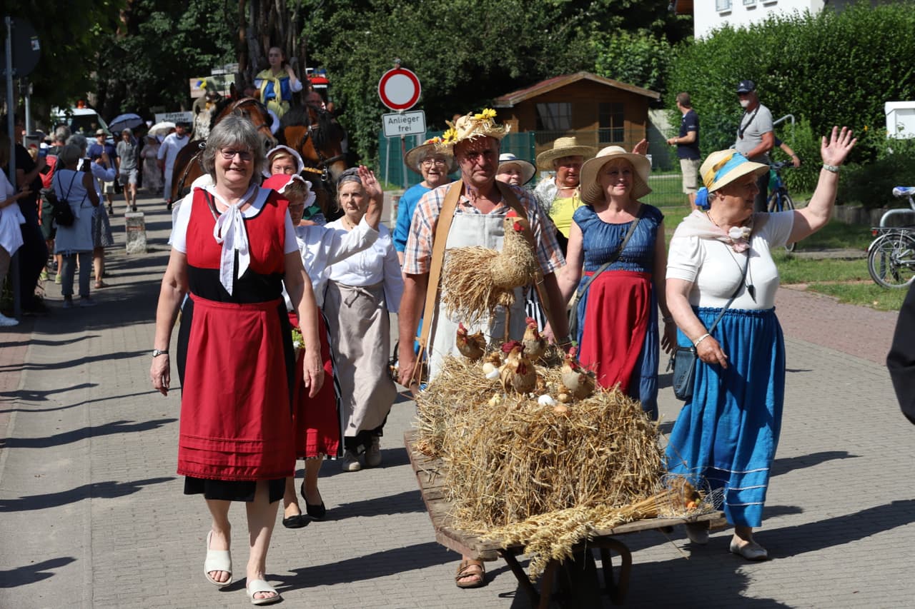 Historischer Festumzug zum Seebrückenfest in Koserow.