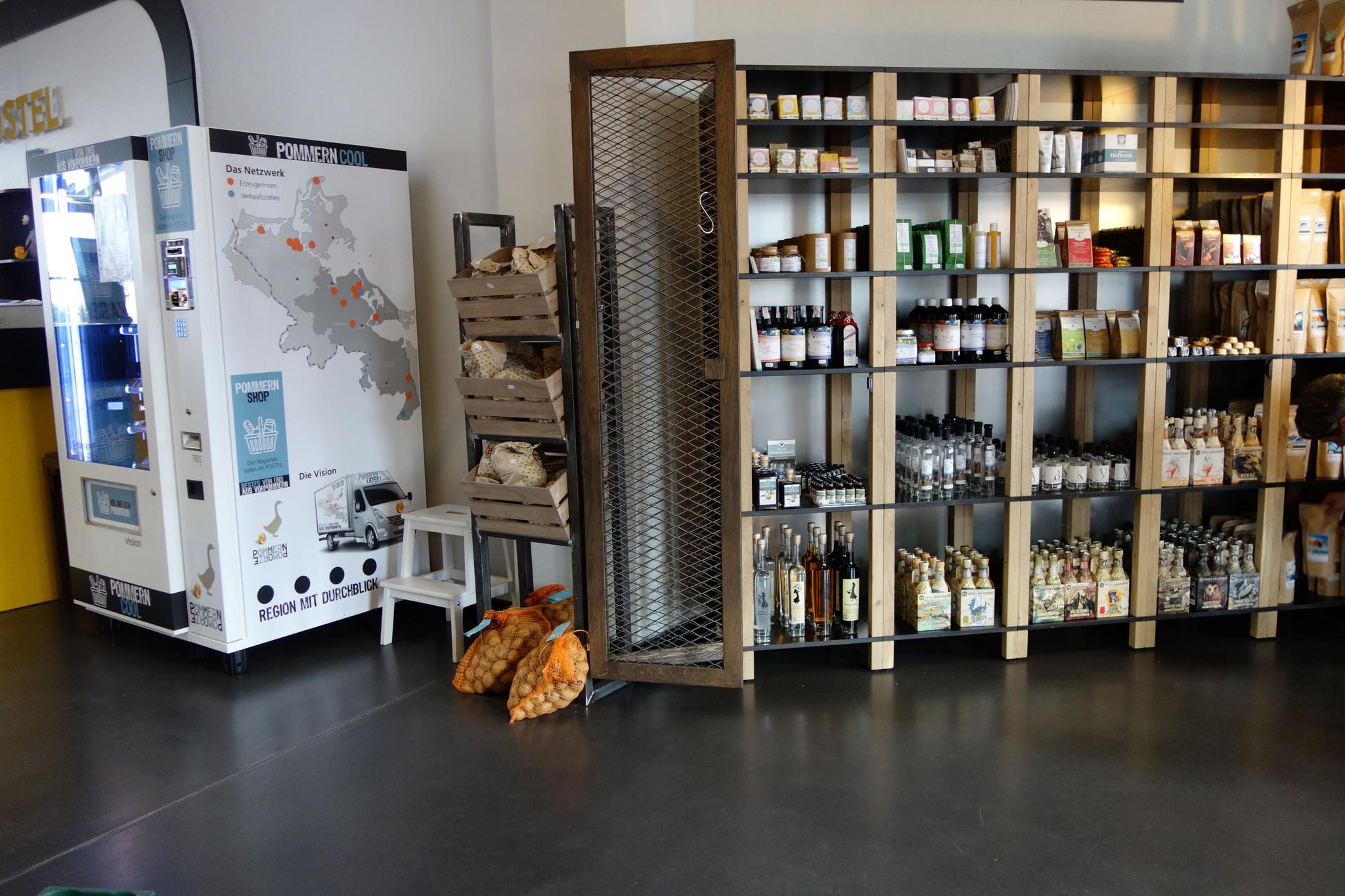 Holzegale mit Produkten und Getränkeautomat