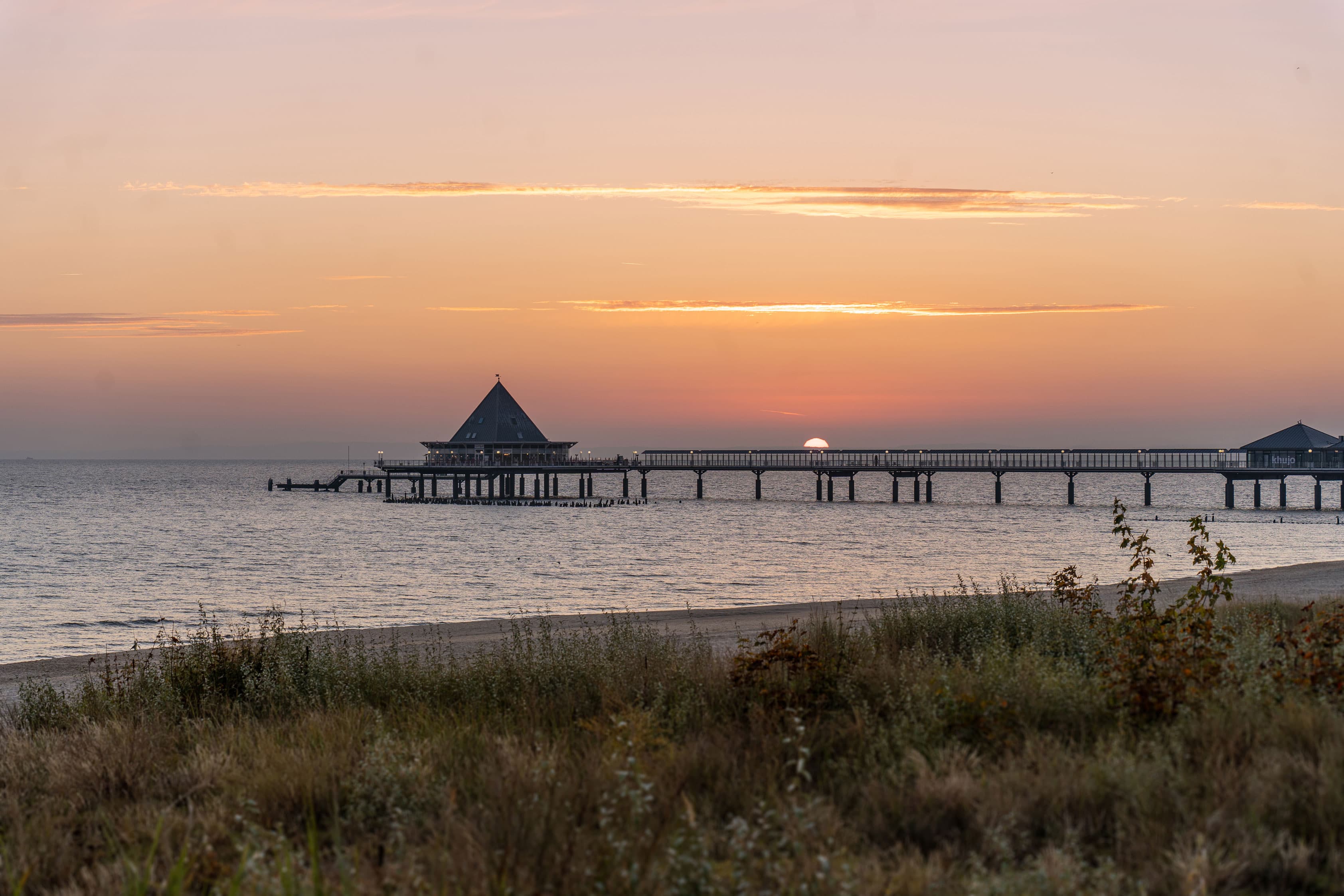 Das Bild zeigt den Sonnenaugfang über der Seebrücke im Ostseebad Heringsdorf.