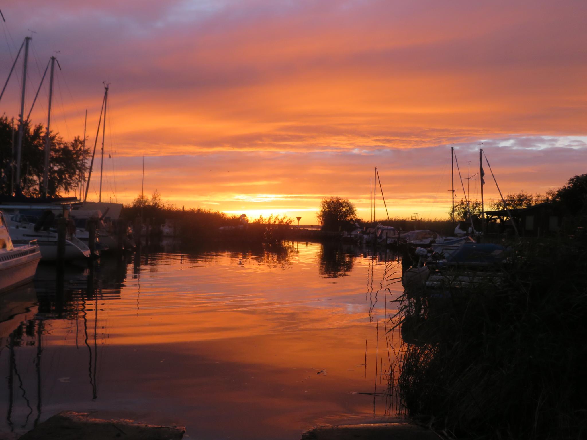 Sonnenuntergang am Hafen vom Seebad Loddin auf Usedom. 