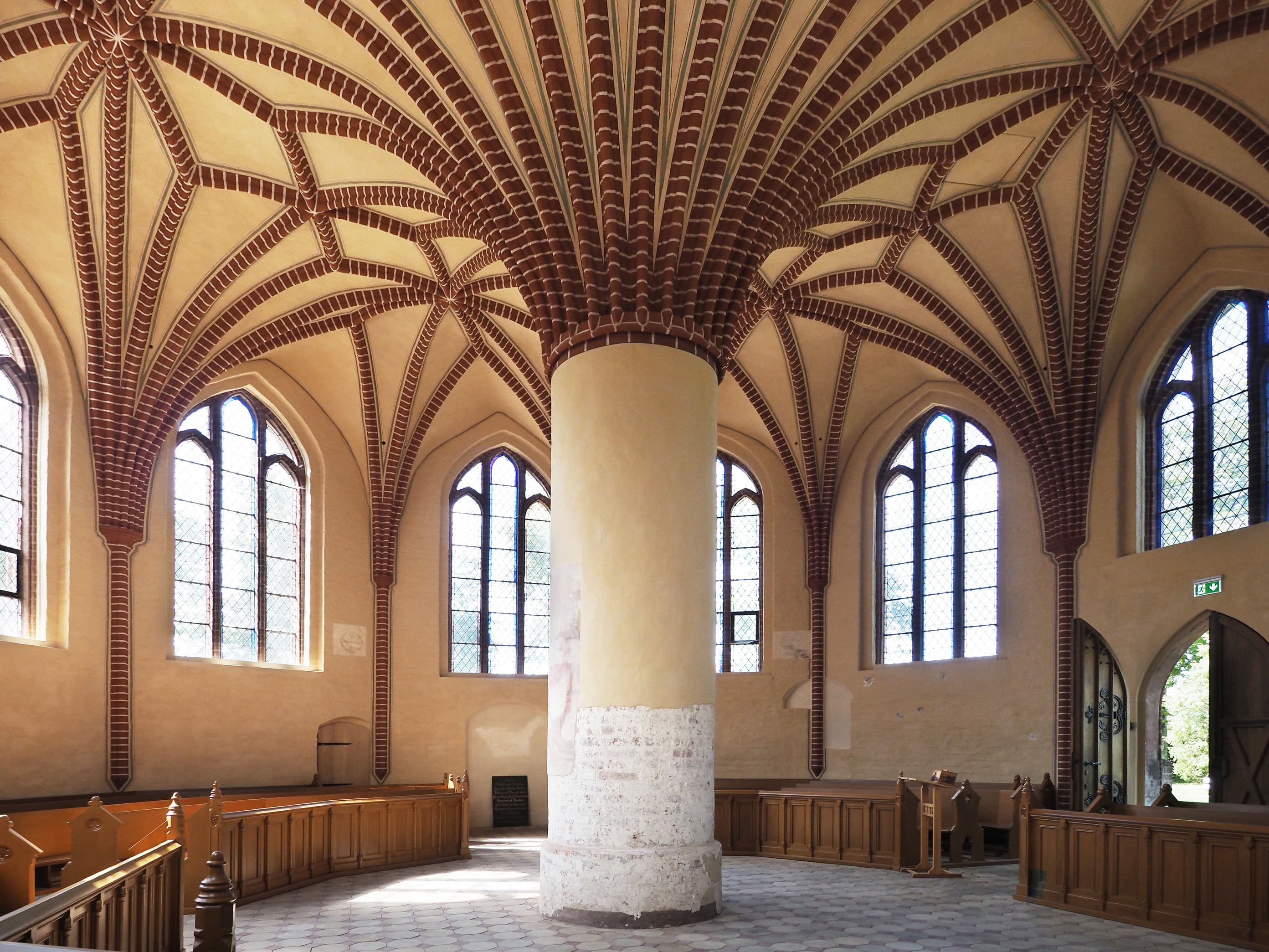 Das Bild zeigt die Kapelle St. Getrud in der Stadt Wolgast von innen.