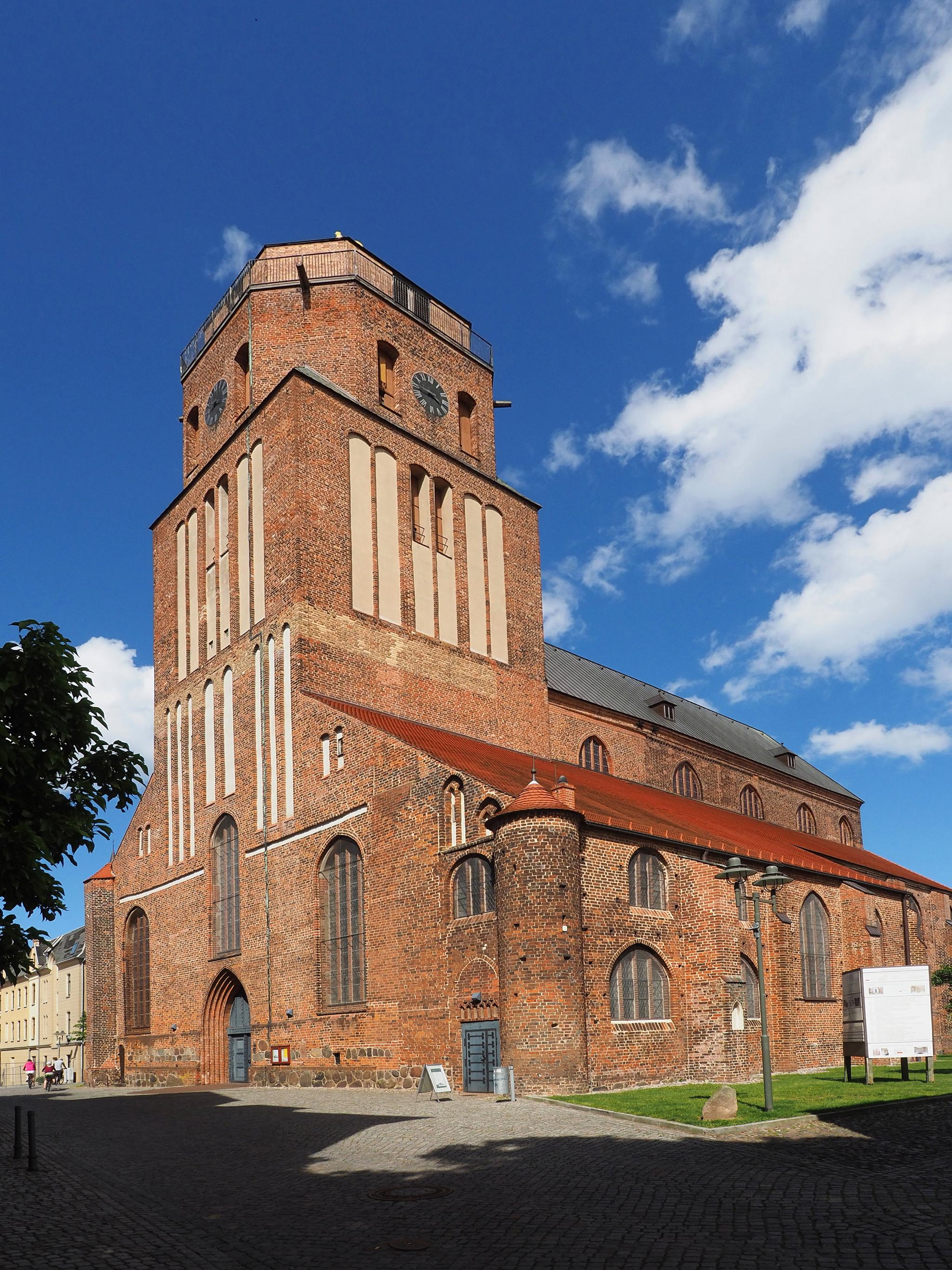 Das Bild zeigt die St. Petri Kirche in der Stadt Wolgast.