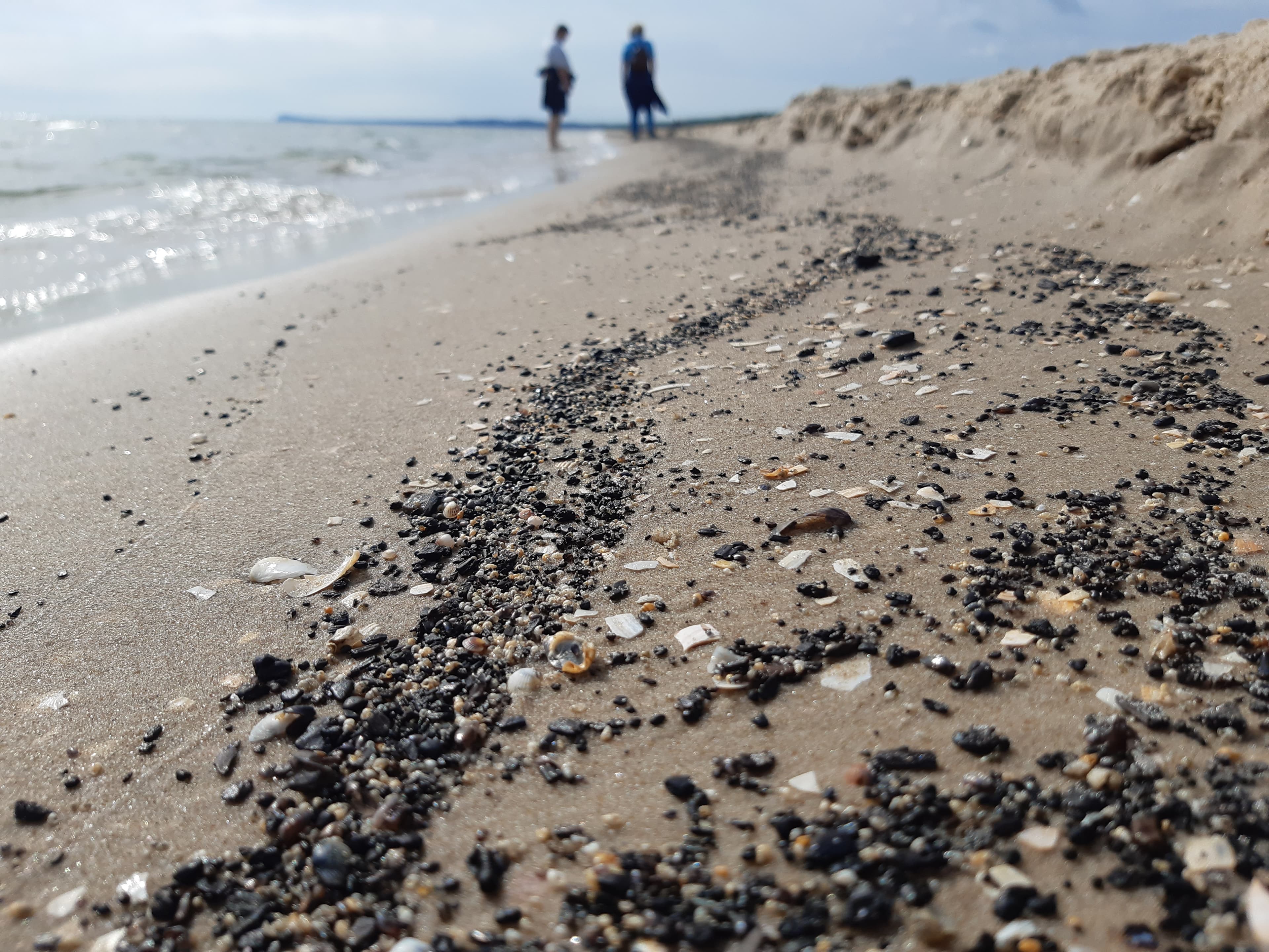 Personen gehen am Strand