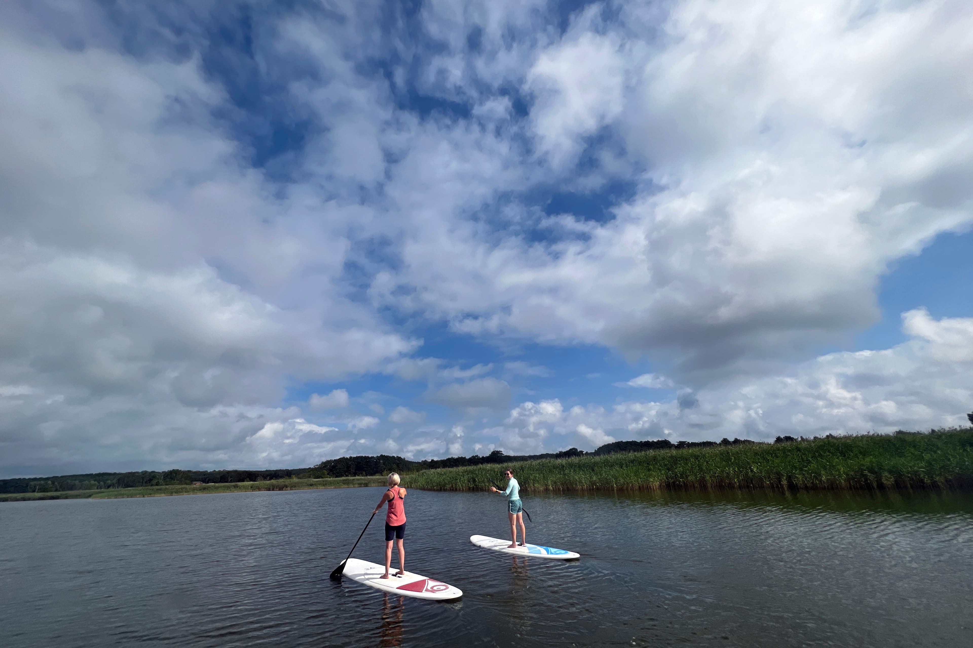 Zwei SUP-Fahrer auf dem Achterwasser