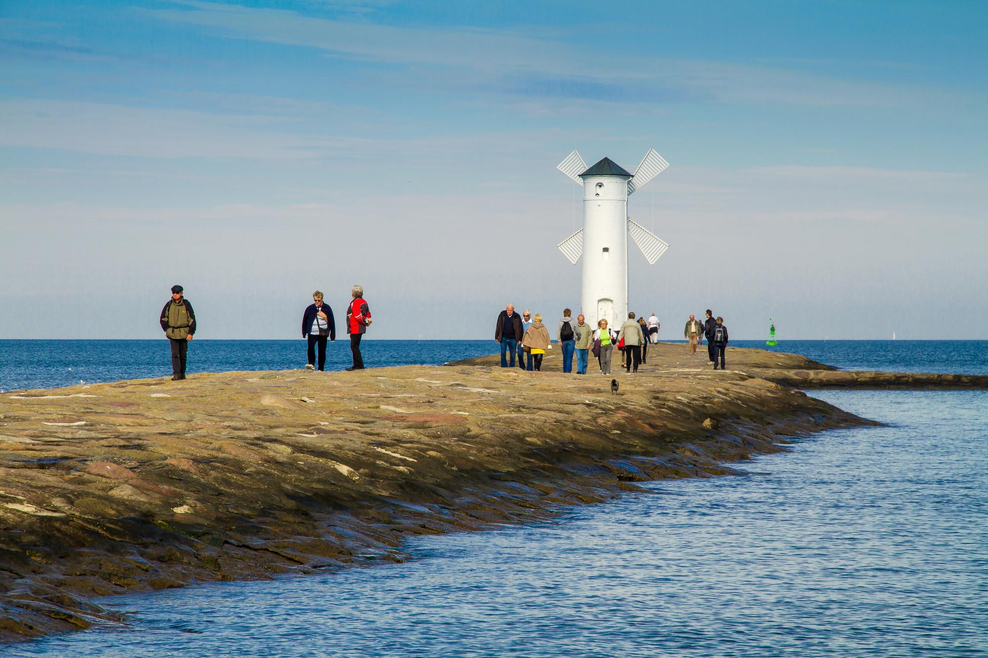 Das Bild zeigt die Mole mit der weißen Bake im Hafen von SWinemünde auf der Insel Usedom. 