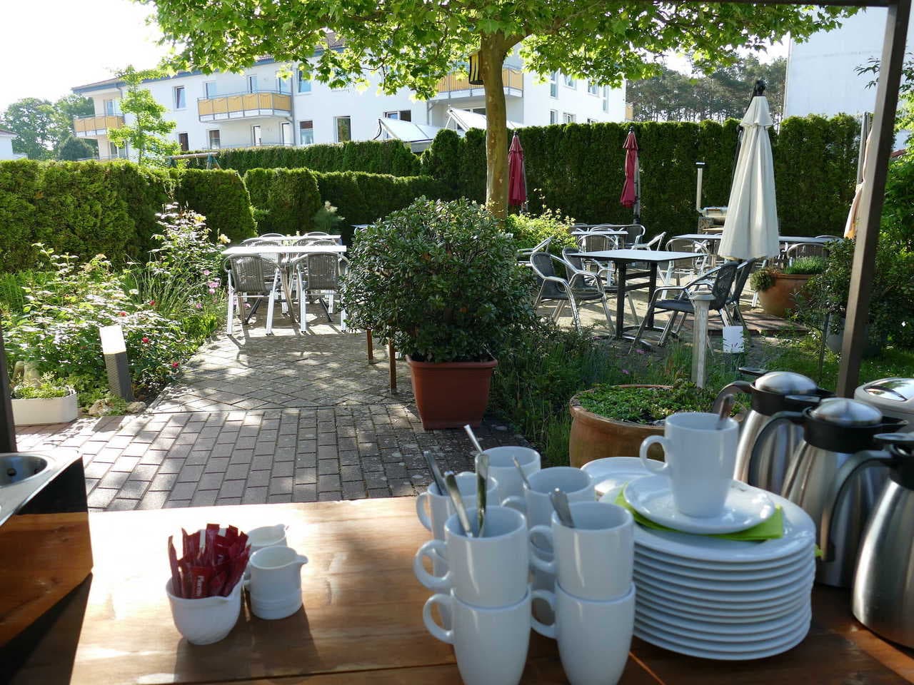 Außenterrasse einer Pension im Grünen