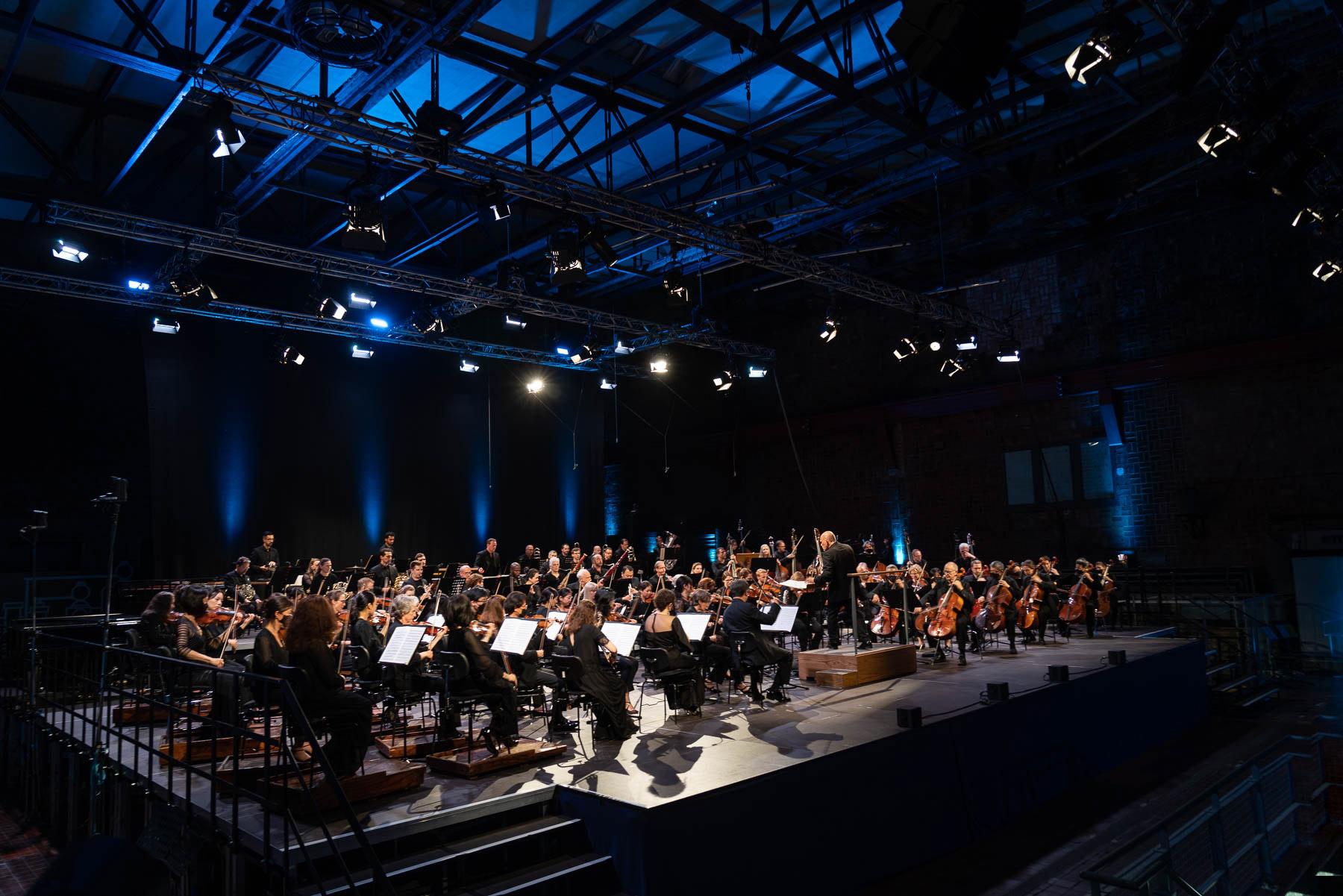 Orchester auf einer Bühne des Kraftwerkes Peenemünde