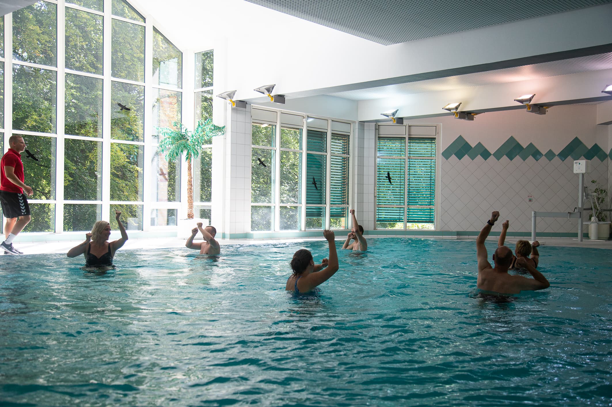 Personengruppe beim Wassergymnastik im Schwimmbad