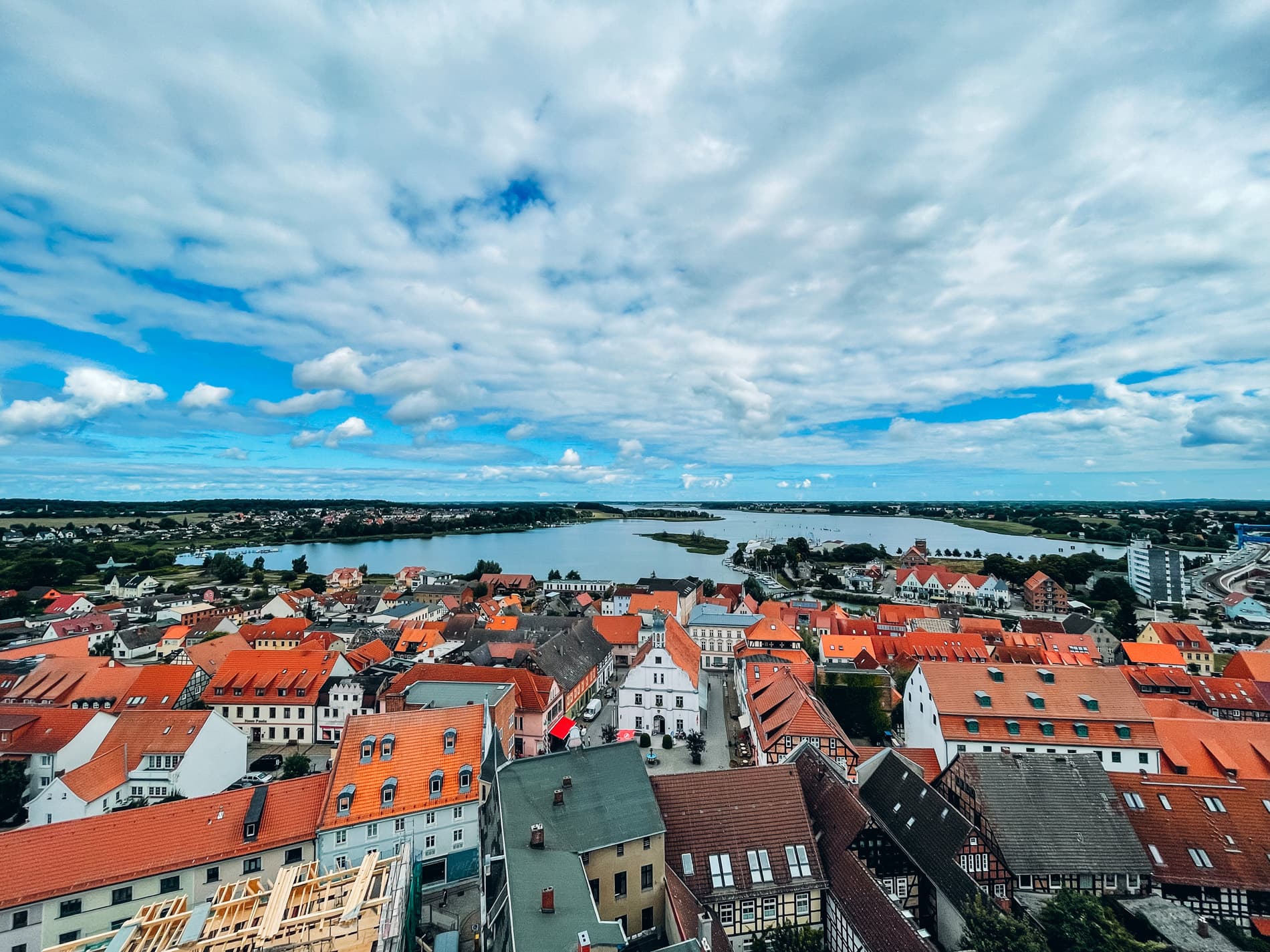 Luftaufnahme der Stadt Wolgast mit Blick auf den Peenestrom