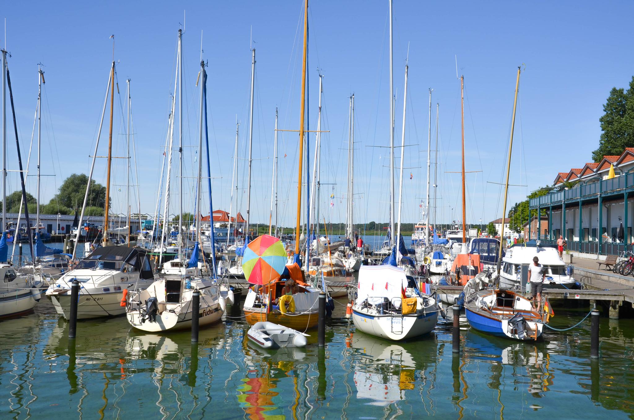Boote am Yachthafen von Karlshagen im Sommer