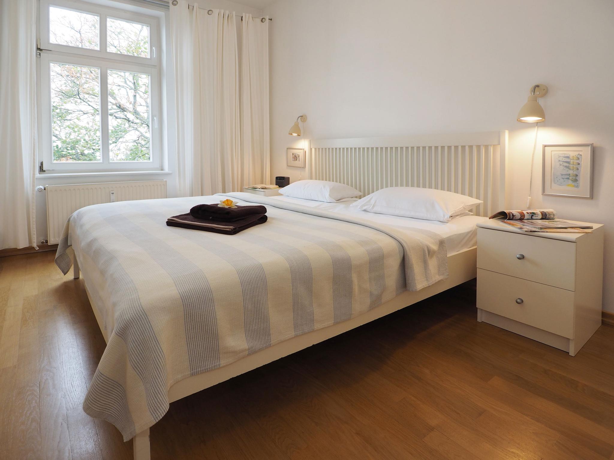 Schlafzimmer mit Doppelbett in Ferienwohnung