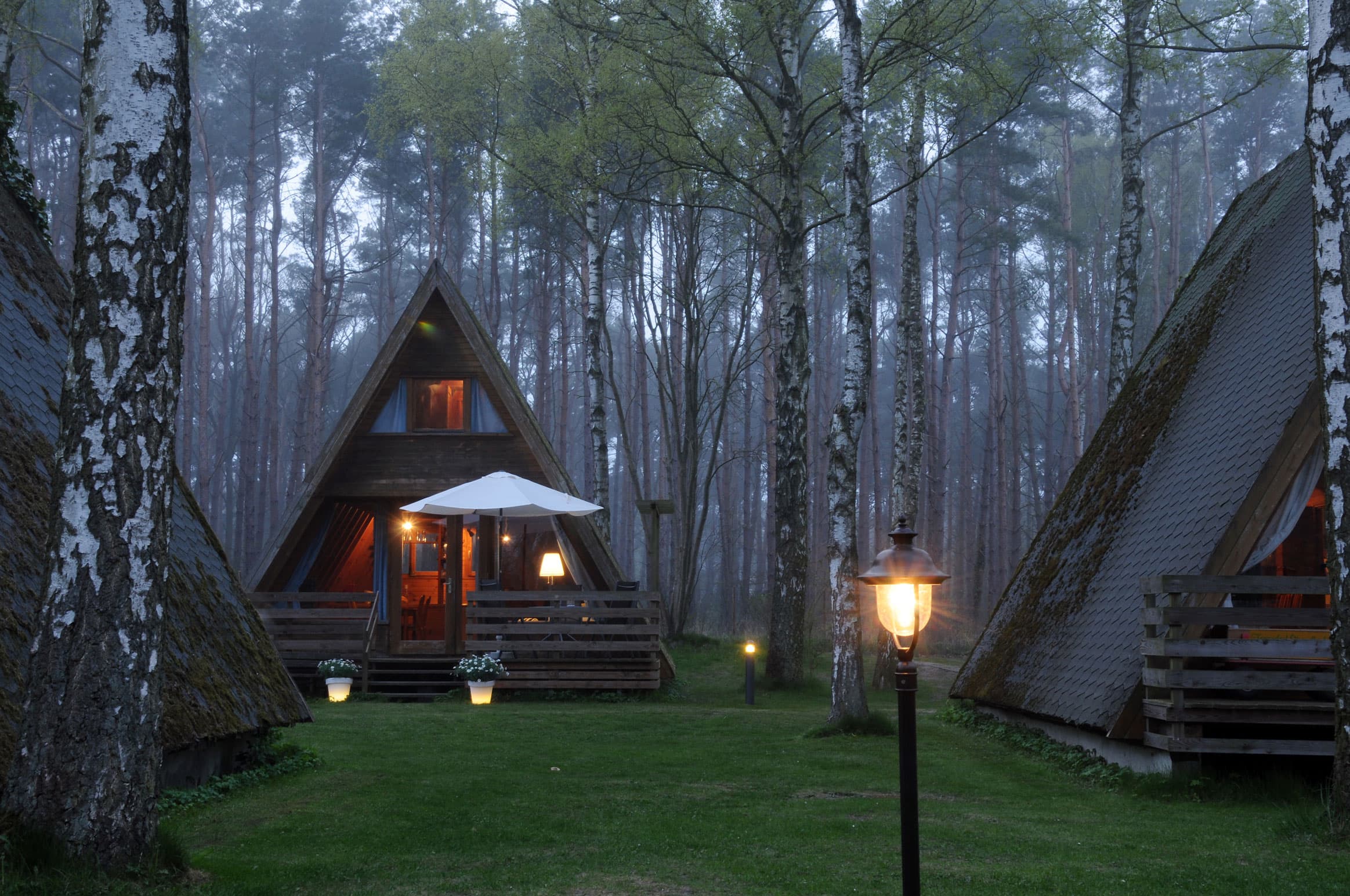 Finnhütten am Abend beleuchtet