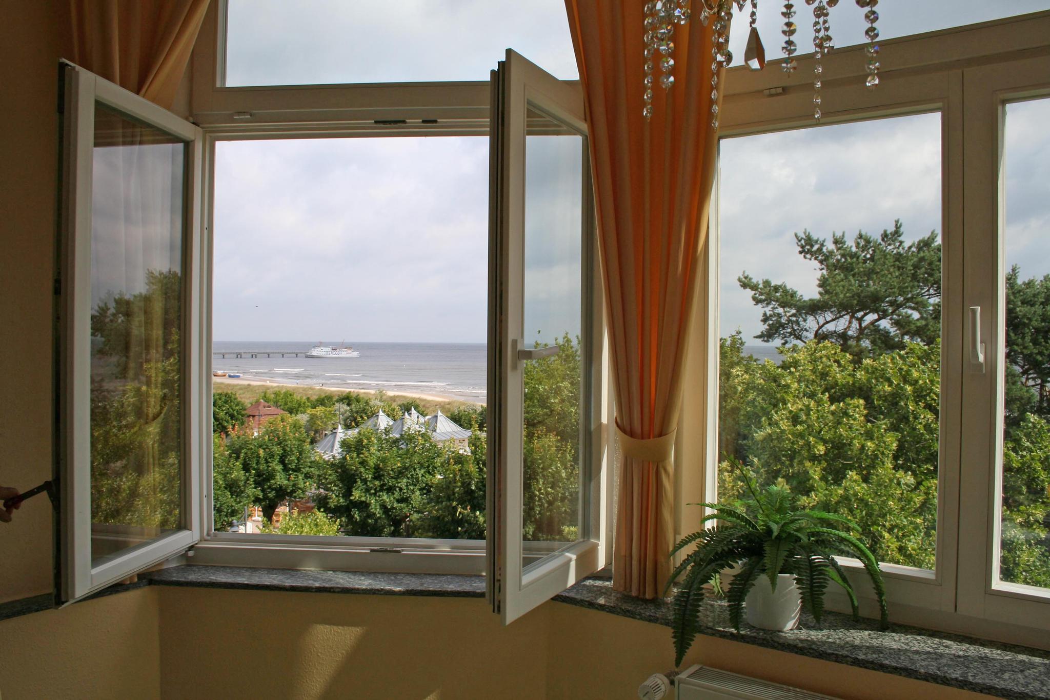 Blick aus dem Fenster auf die Ostsee