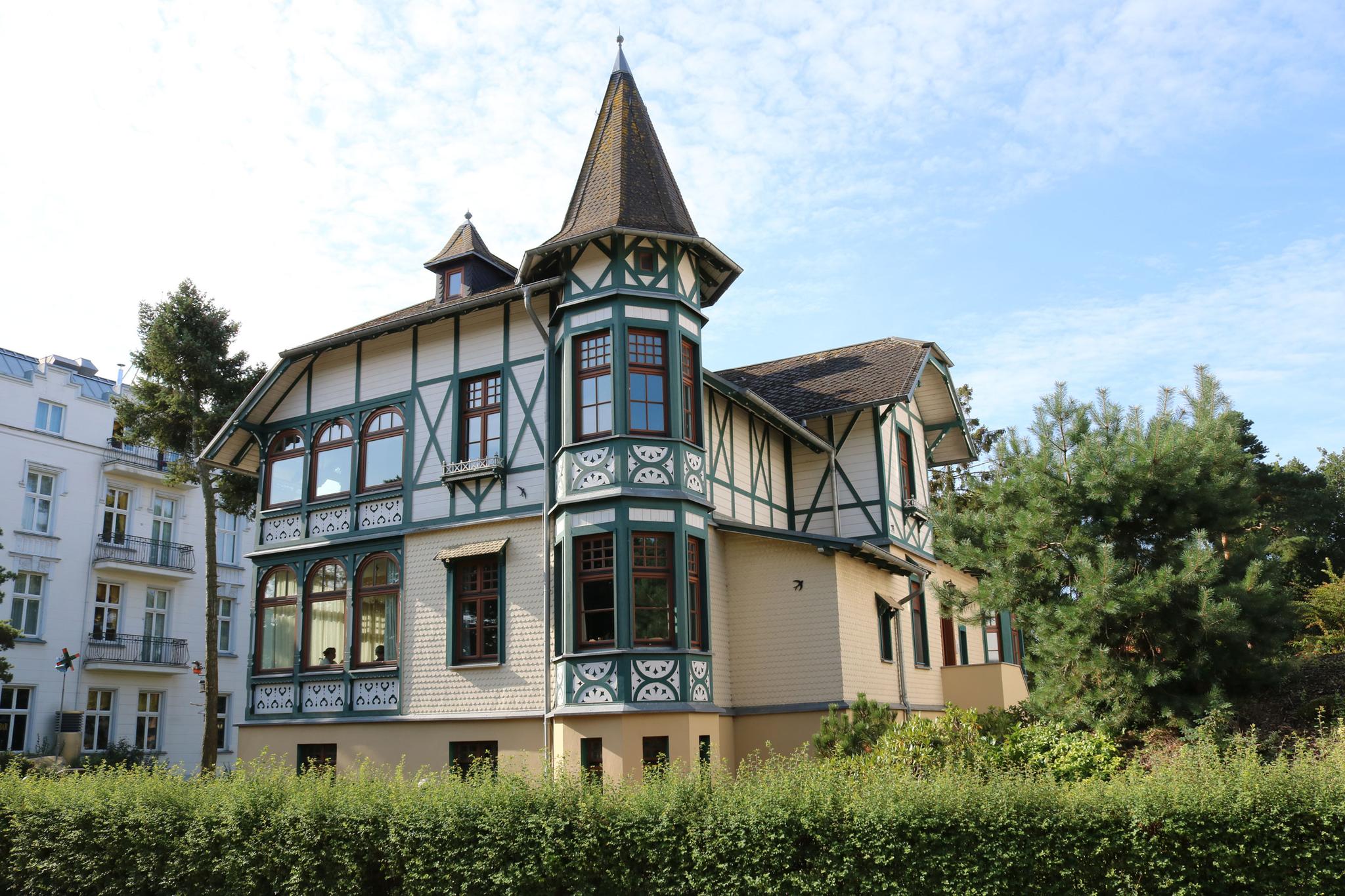 Das Bild zeigt eine Villa im Stil der Bäderarchitektur des späten 19. und frühen 20. Jahrhundert im Ostseebad Zinnowitz. 